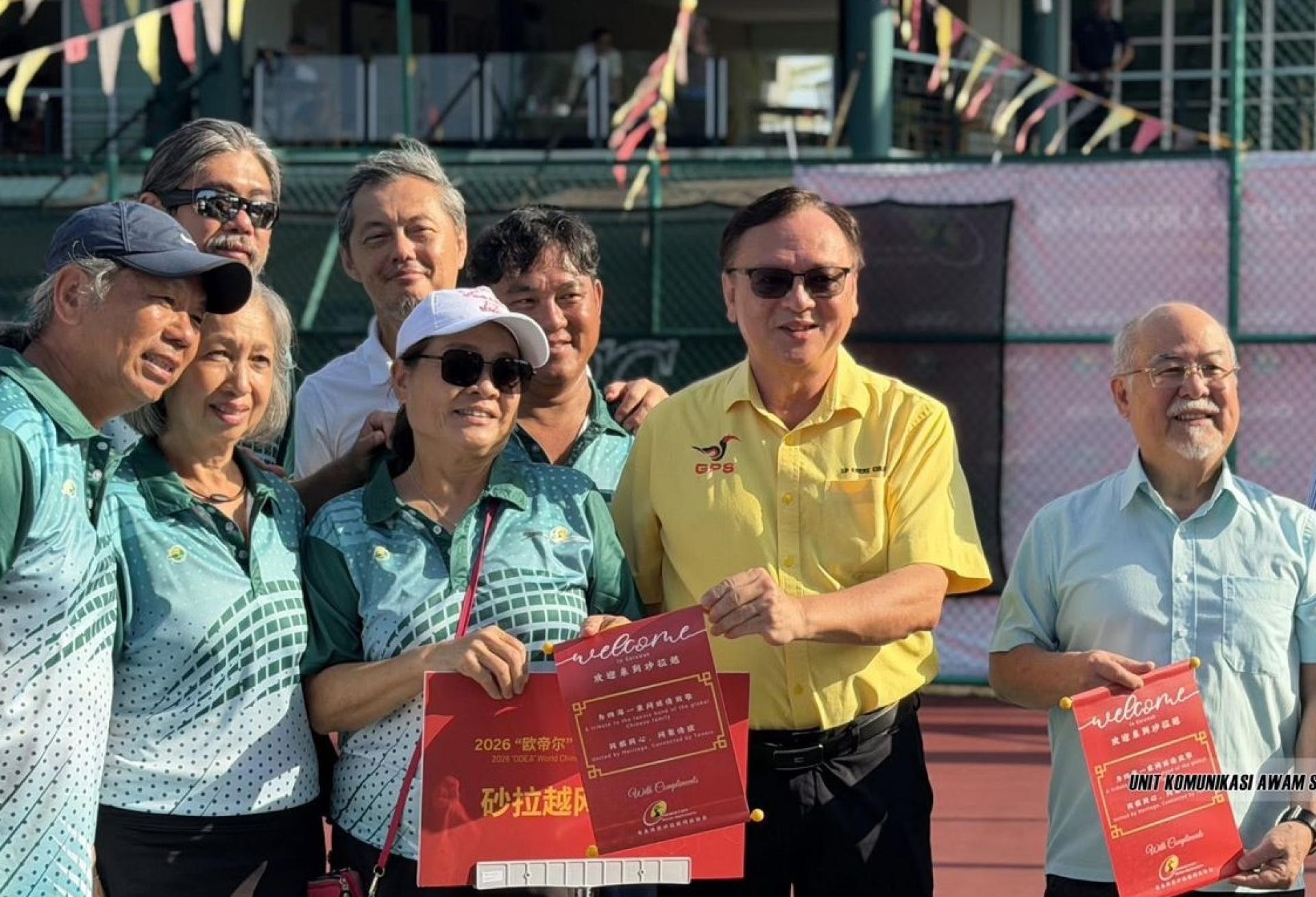 砂网球协会主席拿督刘清永（右）陪同开幕主宾代表拿督罗克强颁发参赛锦旗给其中一直参赛队伍。