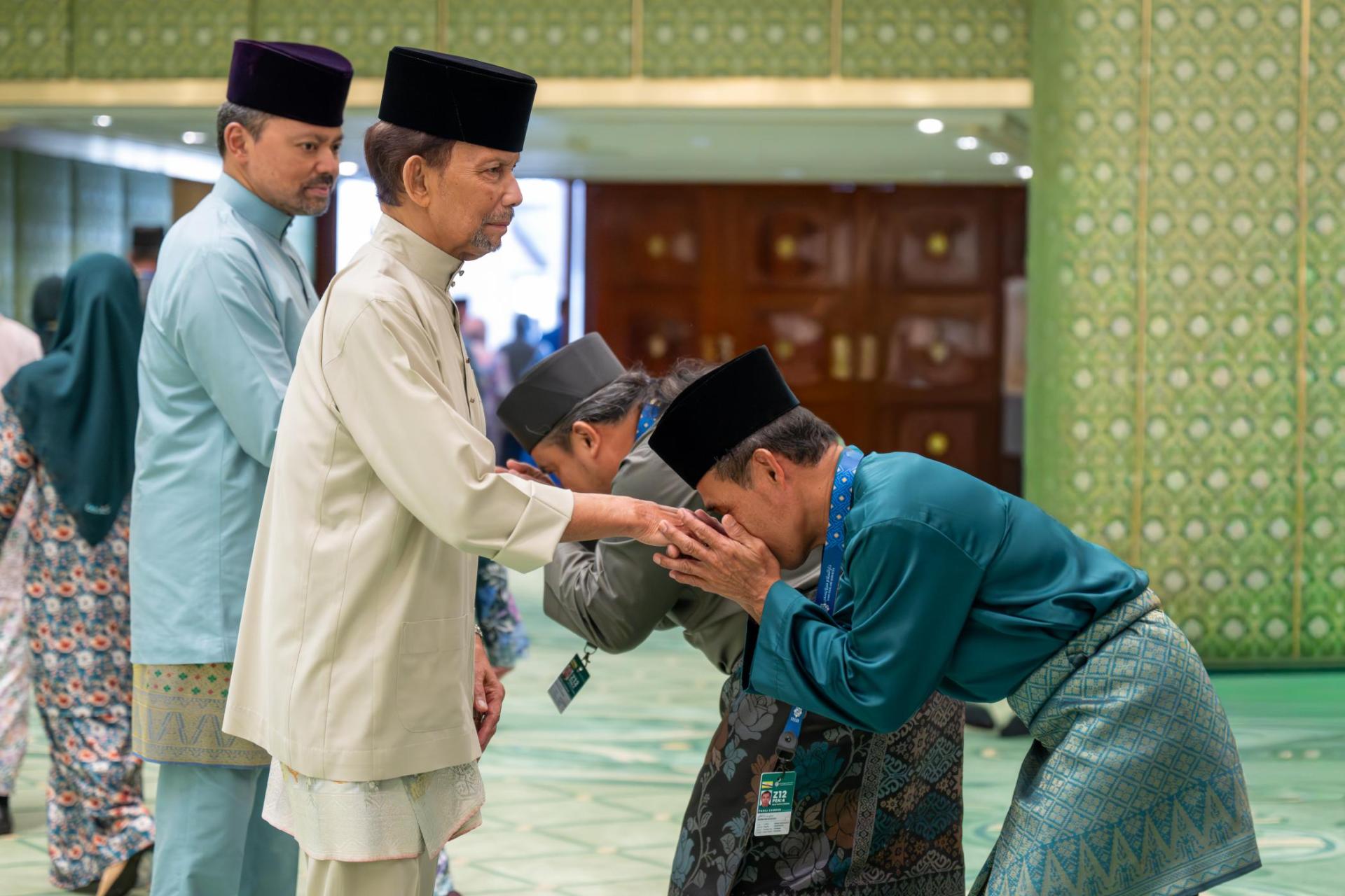 櫯丹陛下接待朝圣信徒