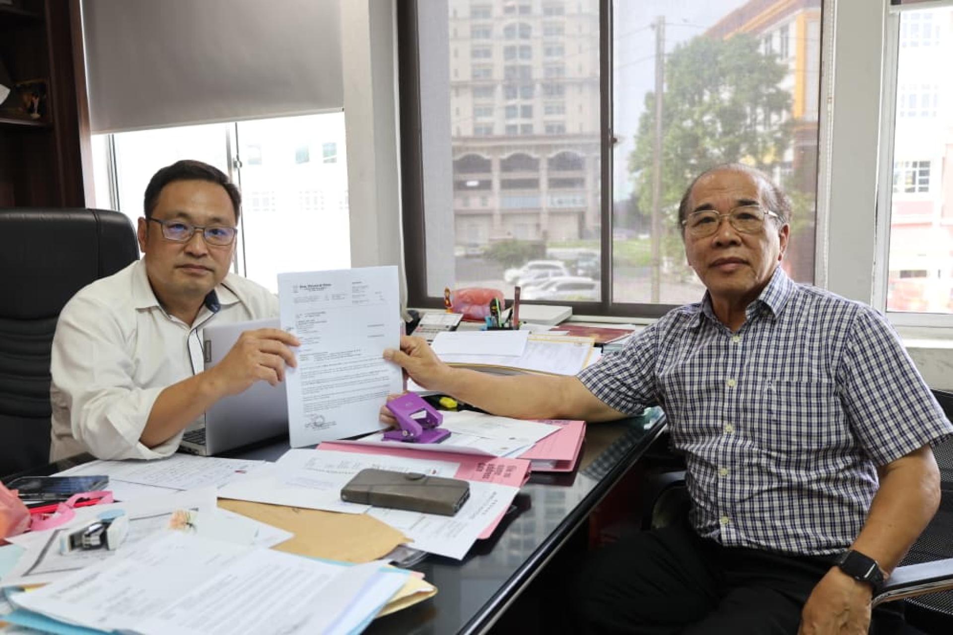 来自美里的店主黄先生寻求张健仁（左）的帮忙。