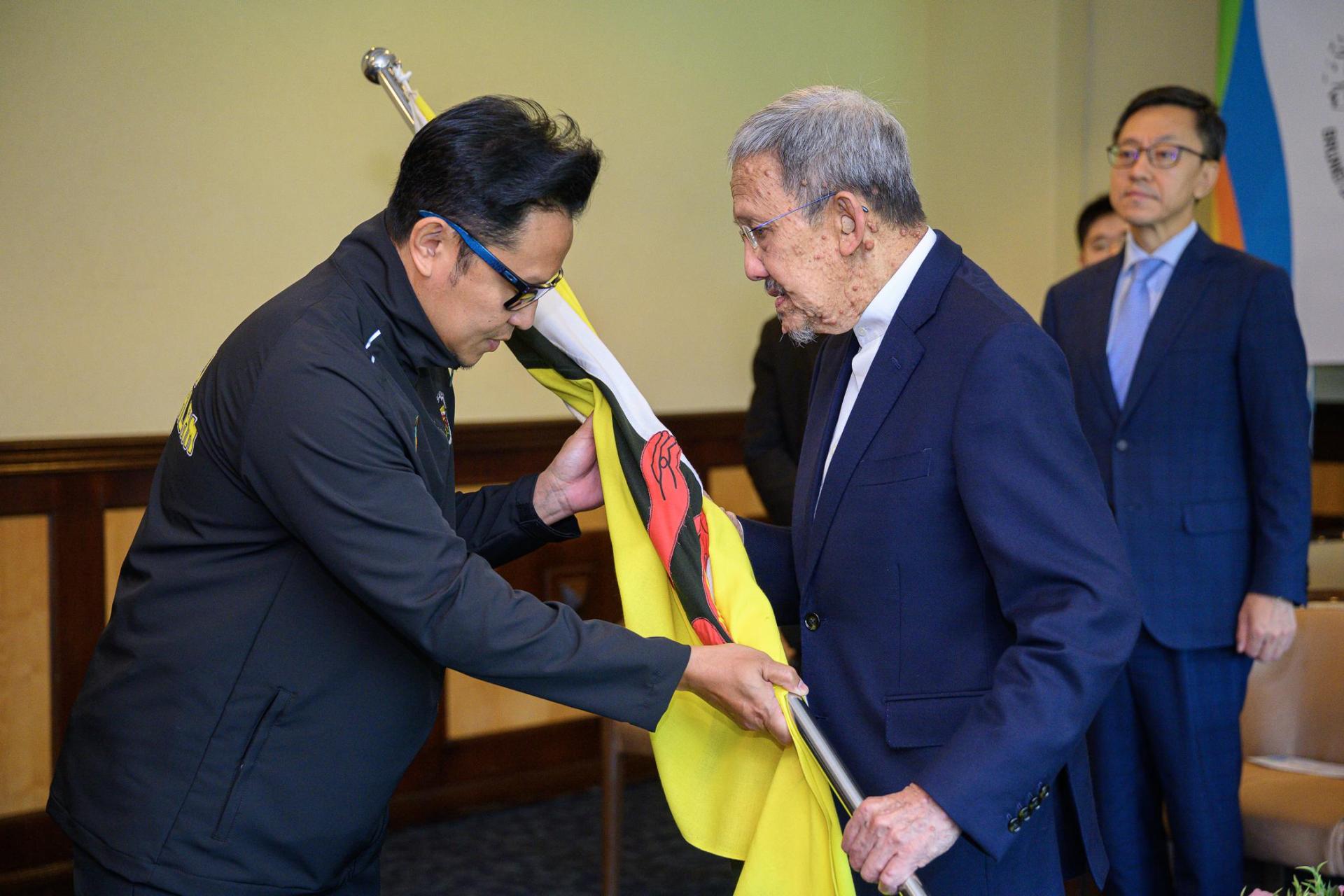 苏菲里博尔基亚亲王移交国旗予国家队队长彭基兰阿都劳布