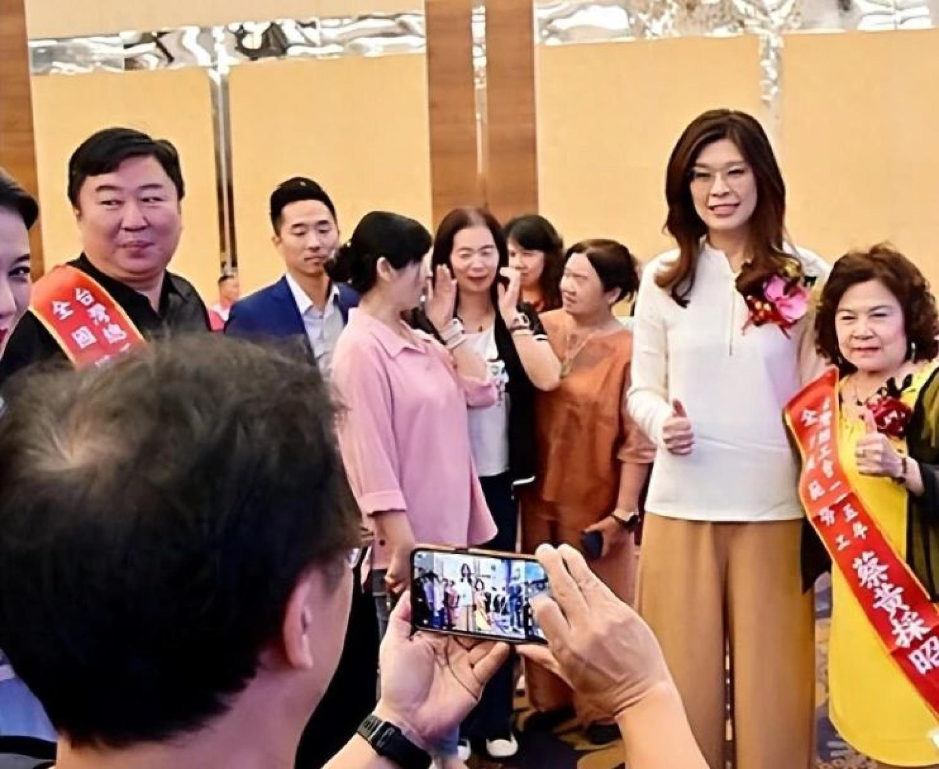 郑丽文在台湾总工会举办的表扬优秀劳工活动上受到热烈欢迎，民众抢着合影。