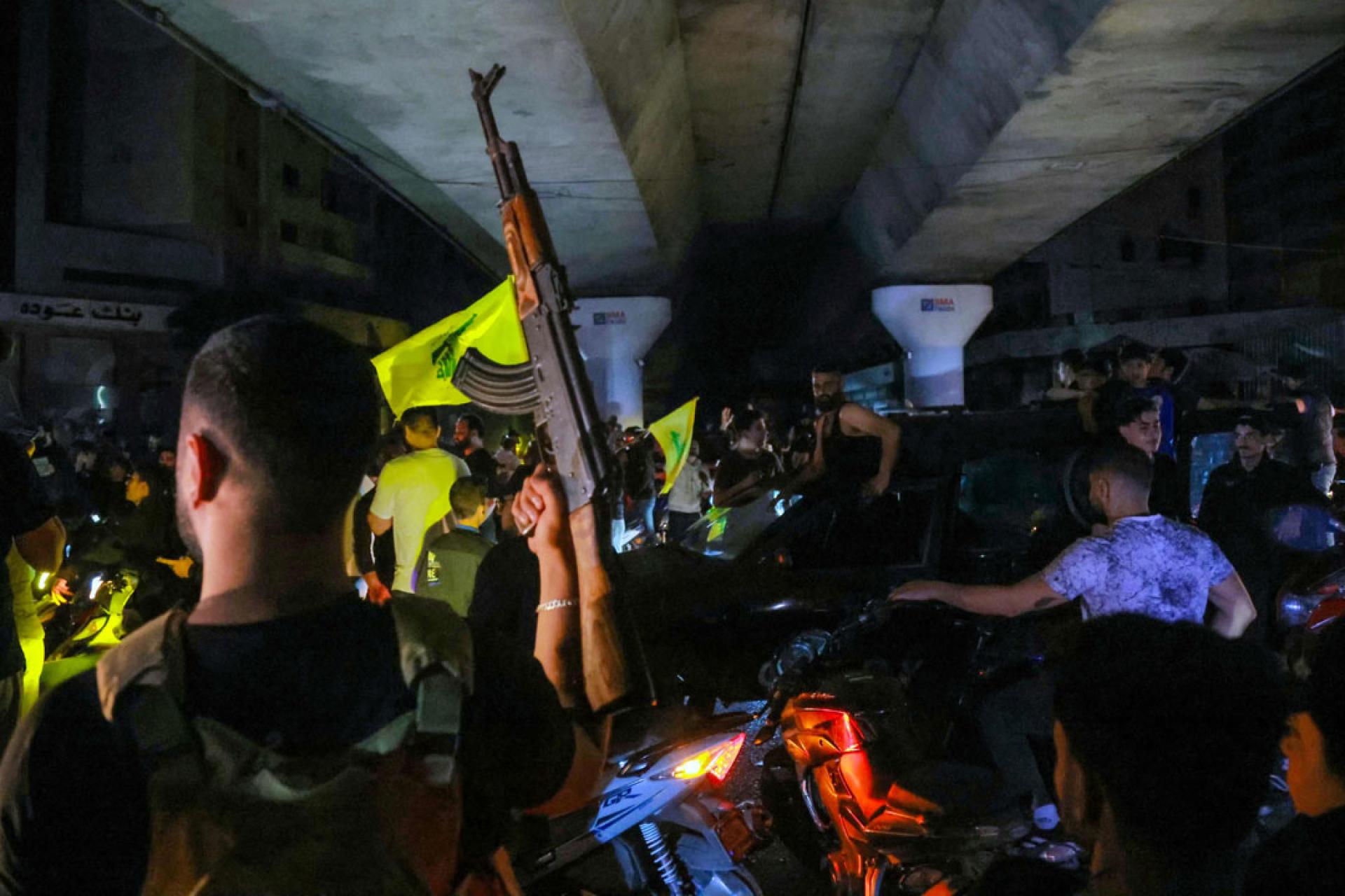 一些居民骑着摩托车走上街头，挥舞旗帜，鸣枪庆祝停火。