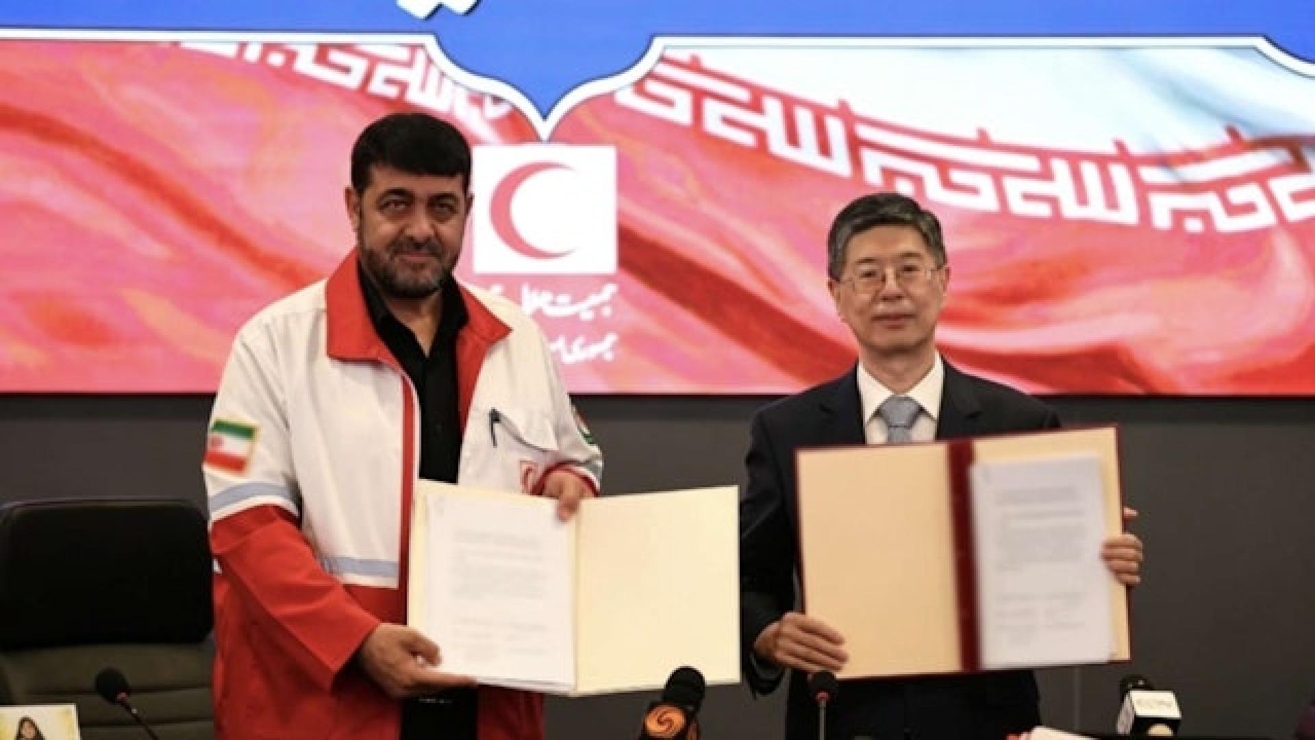 中国驻伊朗大使丛培武与伊朗红新月会主席科利万德。