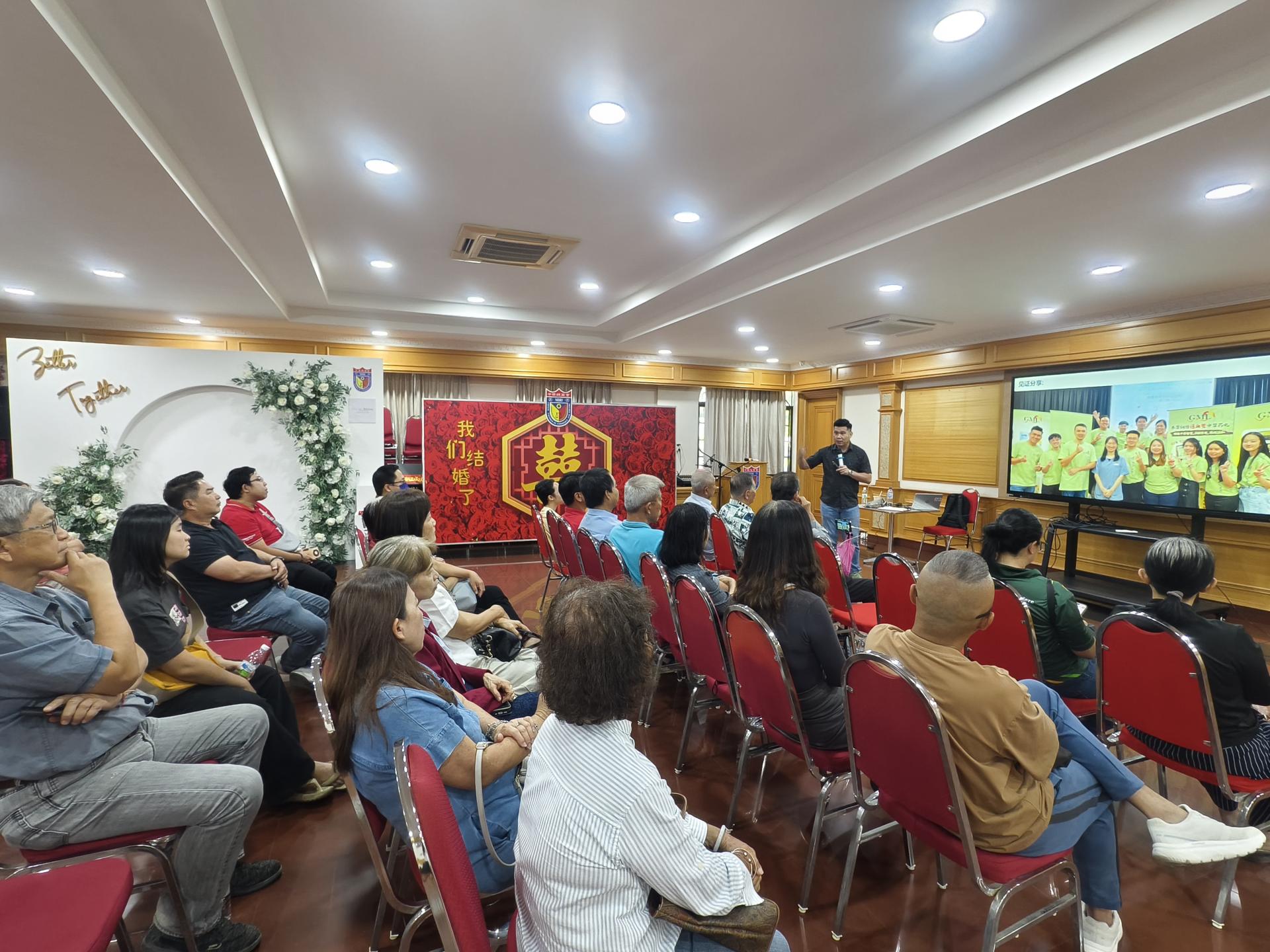 讲师黄猷发分享如何通过AI进行市场调研、优化商业计划及设计，助力中小企业低成本高效率实现AI商业转型。