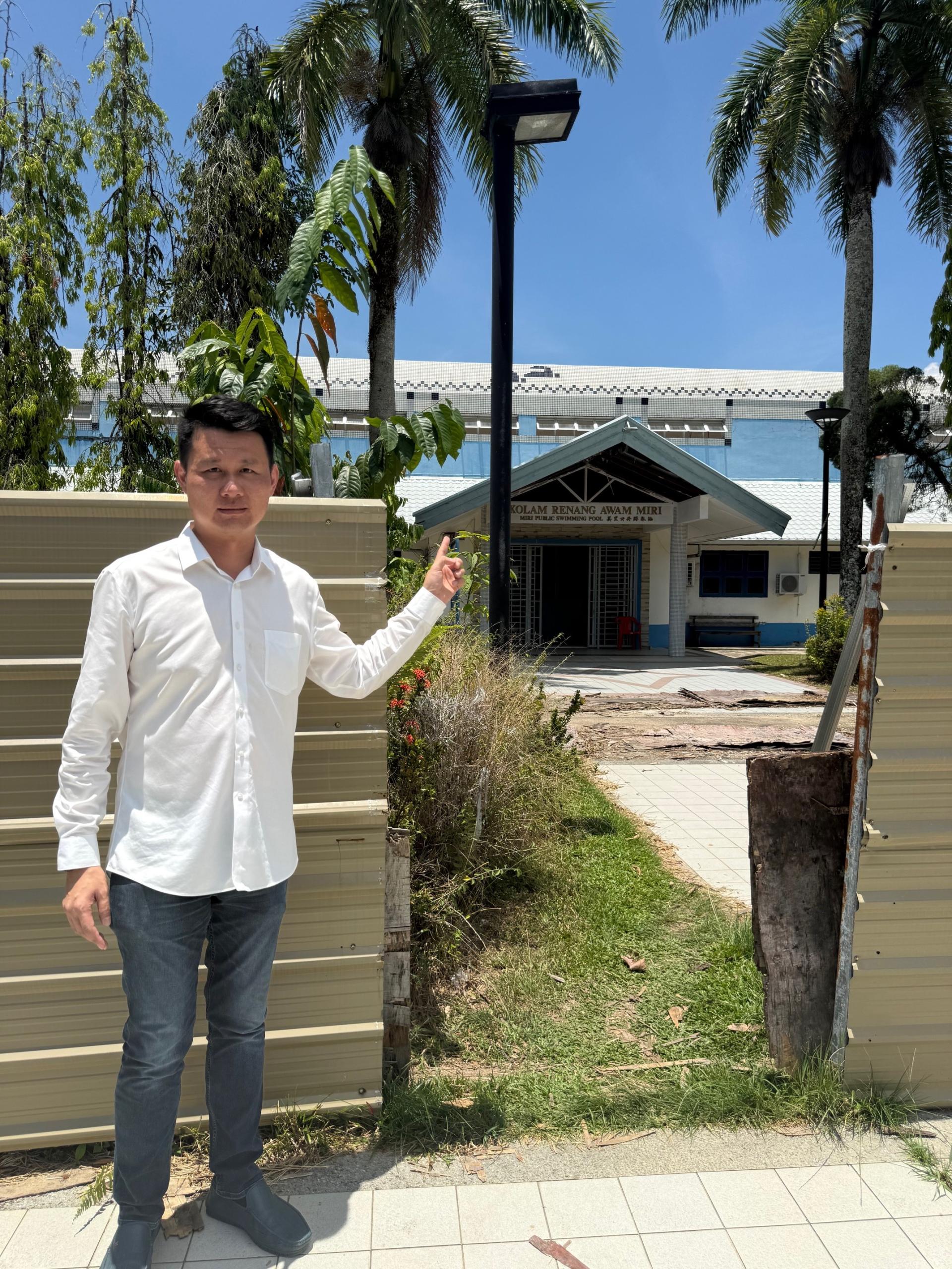 林思健日前到美里公共游泳池视察情况，发现依然毫无动静。