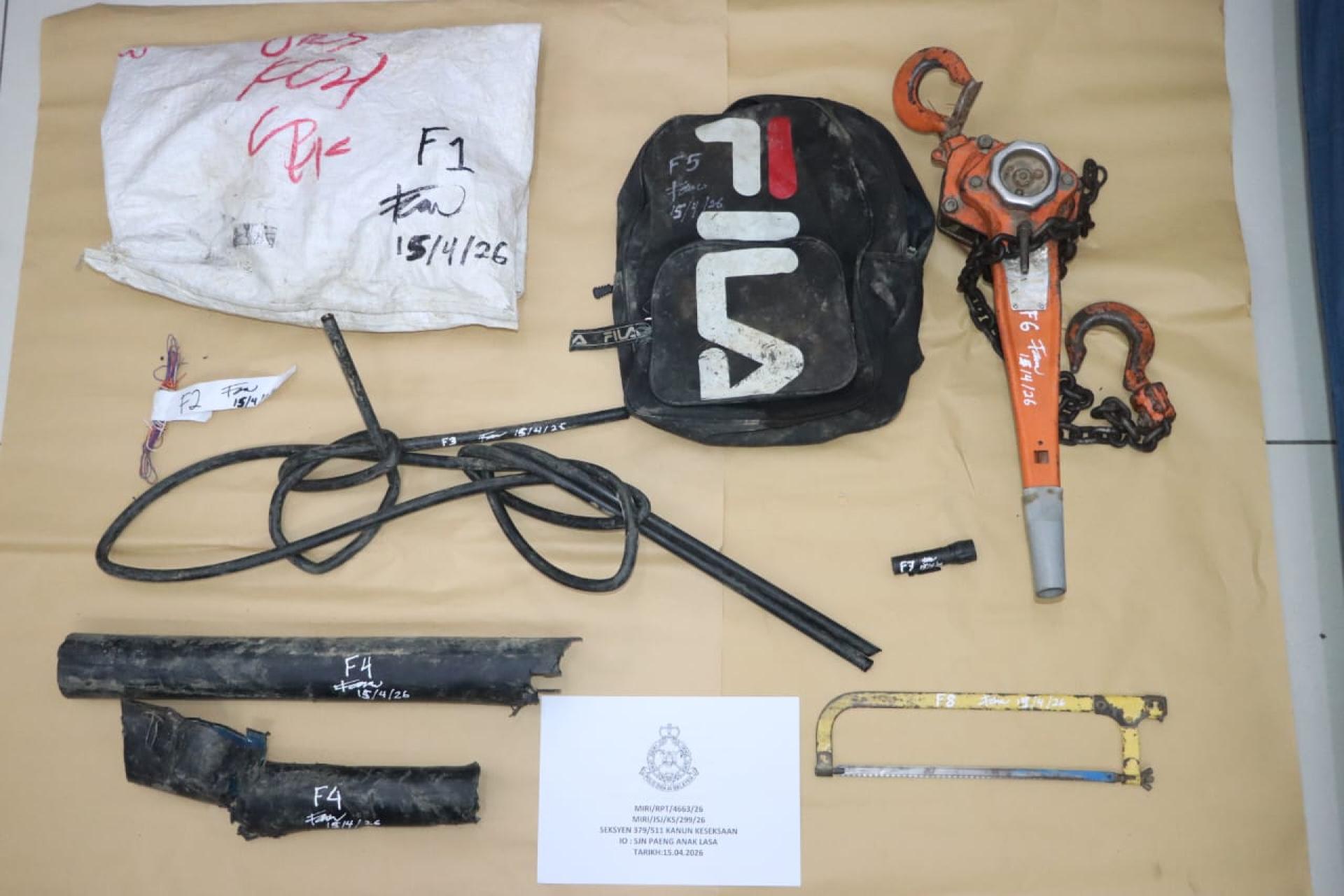 警方起获多项干案工具与电缆证物助查。