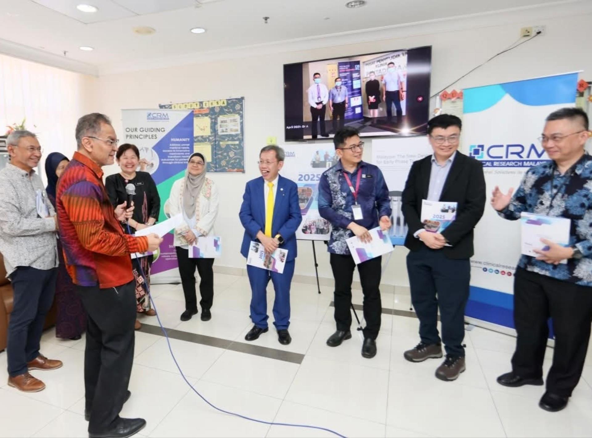 我国卫生部长拿督祖基菲里（左2）在古晋为大马临床研究中心砂拉越新办公室揭幕。右4为砂副总理拿督阿玛沈桂贤。