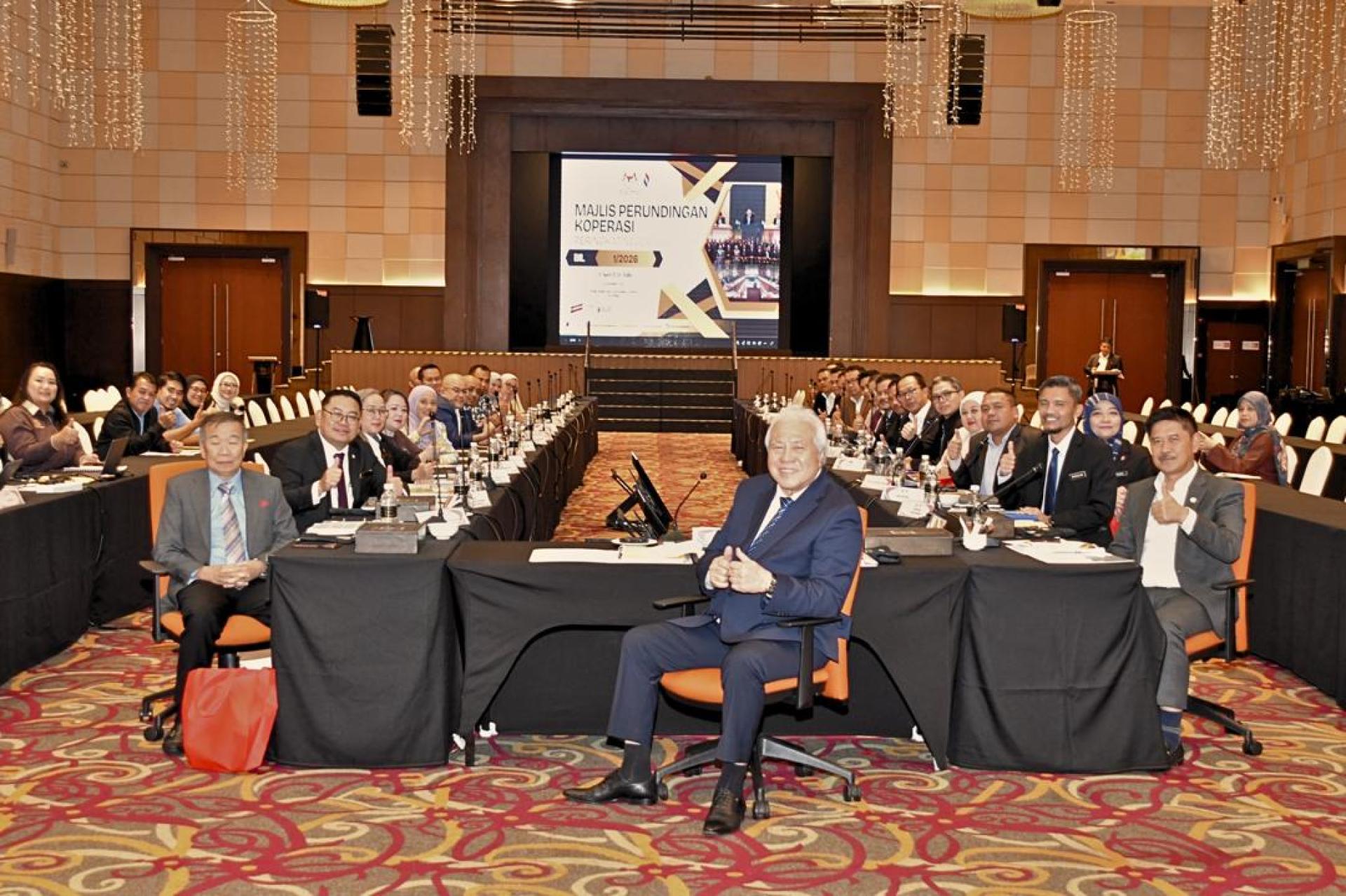 砂副总理拿督阿玛阿旺登雅（中）主持会议前合影。