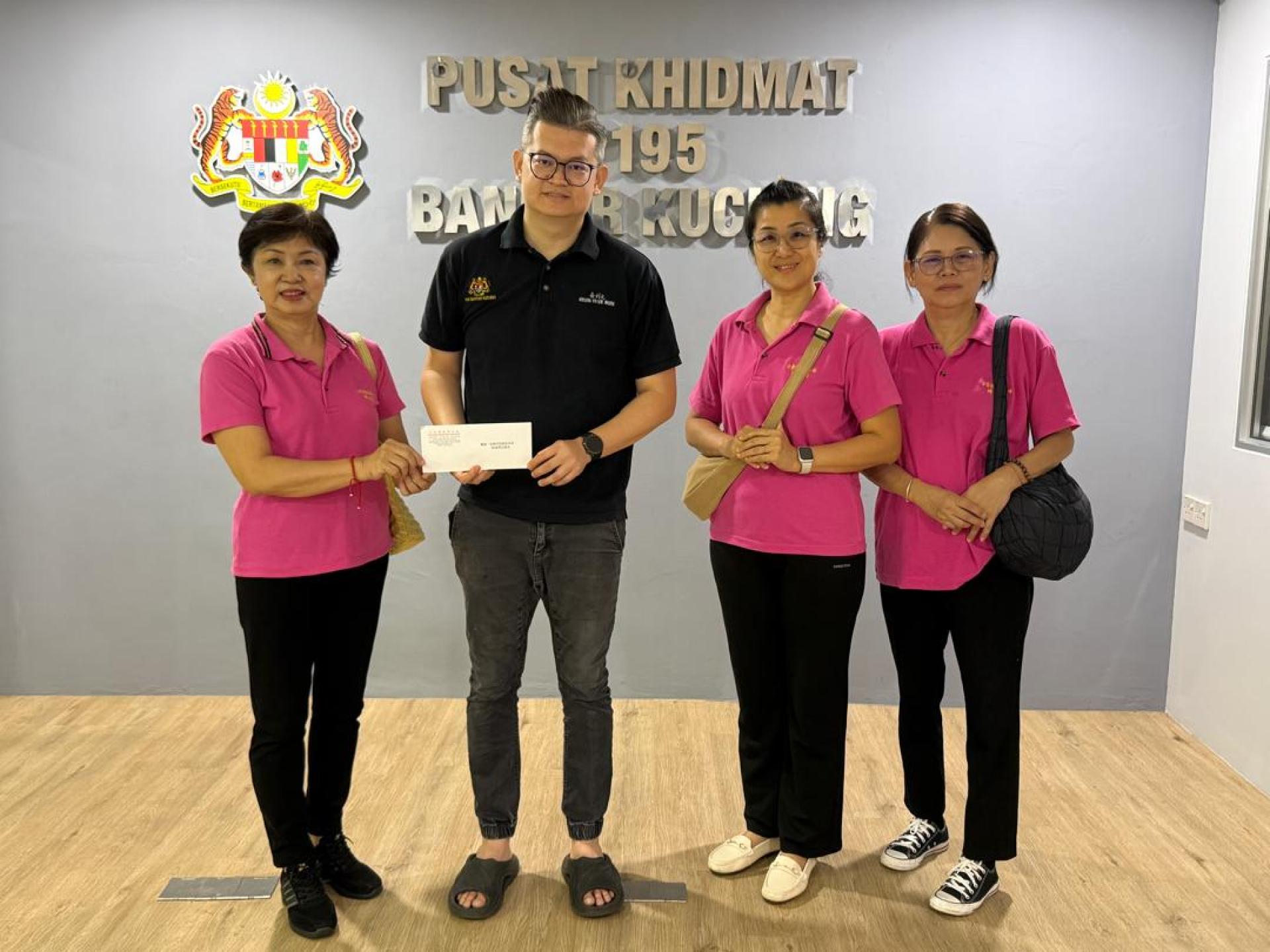 古晋佛教居士林妇女团代表将卫塞节素食义卖庆祝活动信函移交予古晋市国会议员俞利文（左2）。