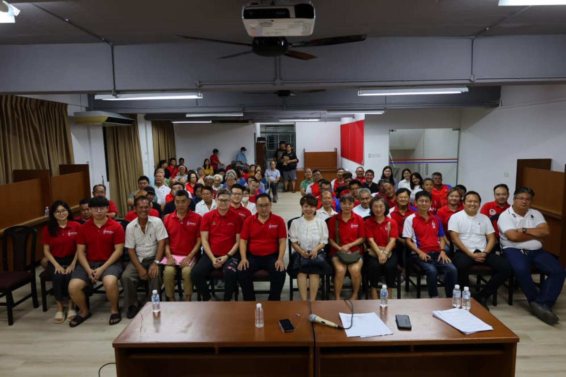 朋岭区支部与古晋区等的支部在2026年常年代表大会前合影。