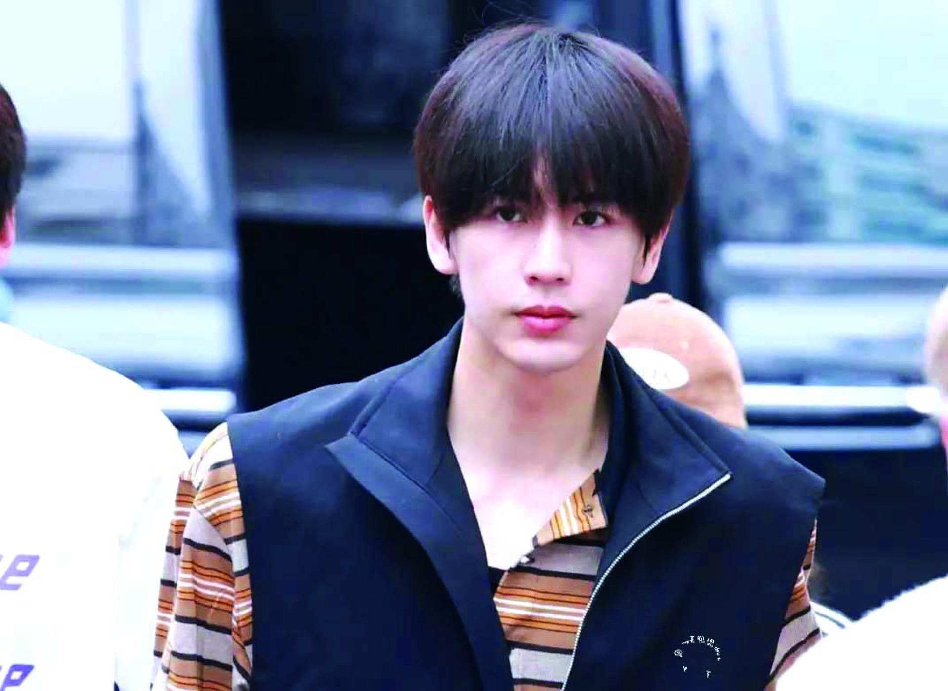 张凌赫素颜太帅，再度迷翻大批粉丝。