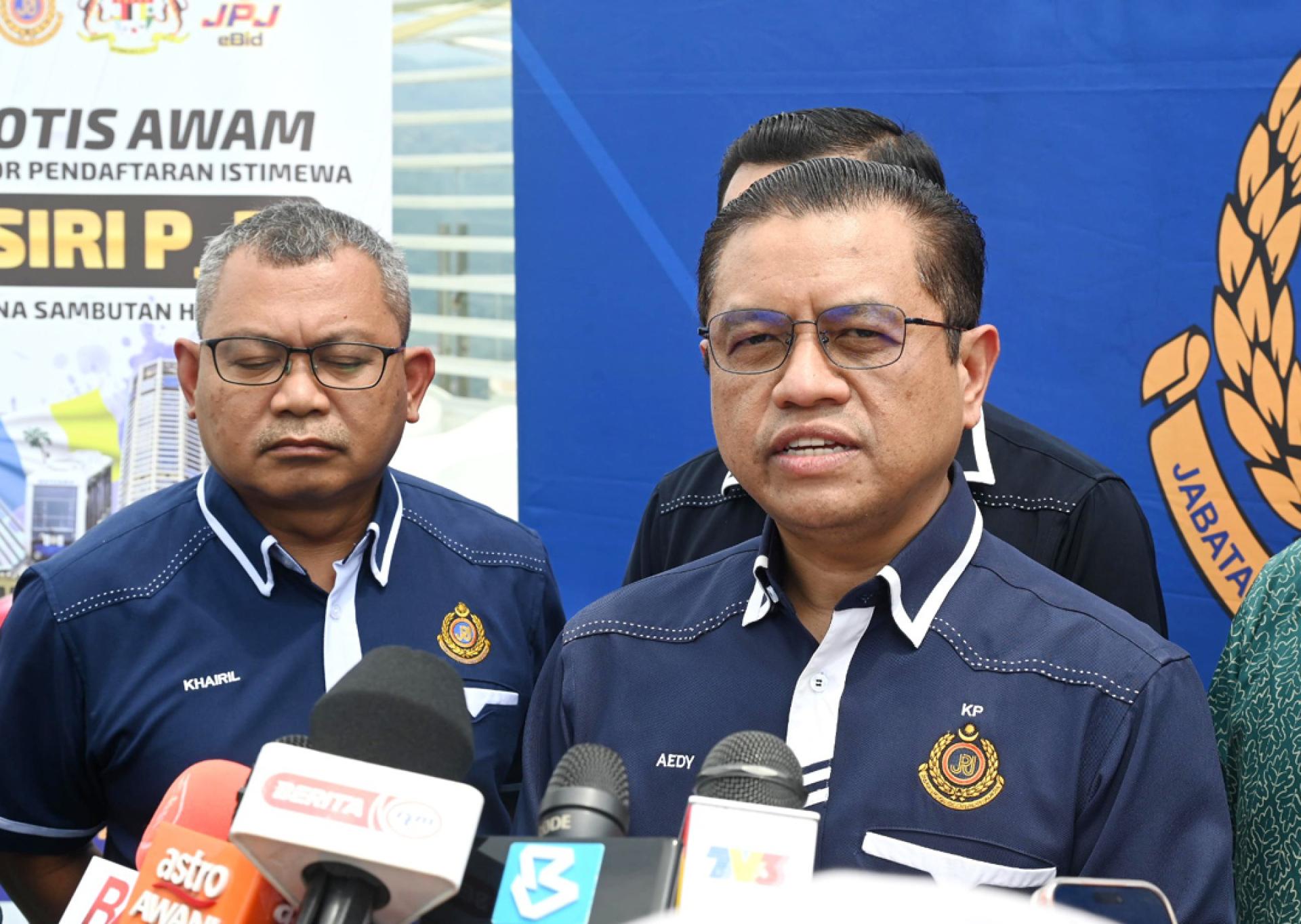 针对近期有指独特车牌在原车主不知情下被转移所有权的投诉，艾迪法德里表示已展开调查，虽不排除涉及“内鬼”的可能性，但强调需逐案核实后方能作出结论。