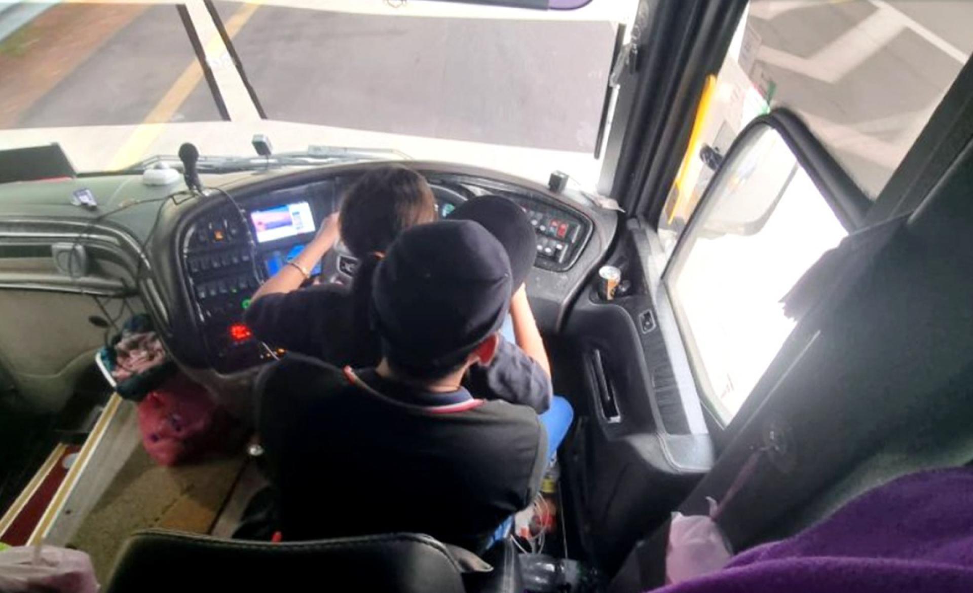 驾驶长途巴士途中，坐在司机大腿的女子和男司机在鲁莽及危险驾驶的罪名下罪名成立，司机被判入狱一年，女子则入狱6个月。