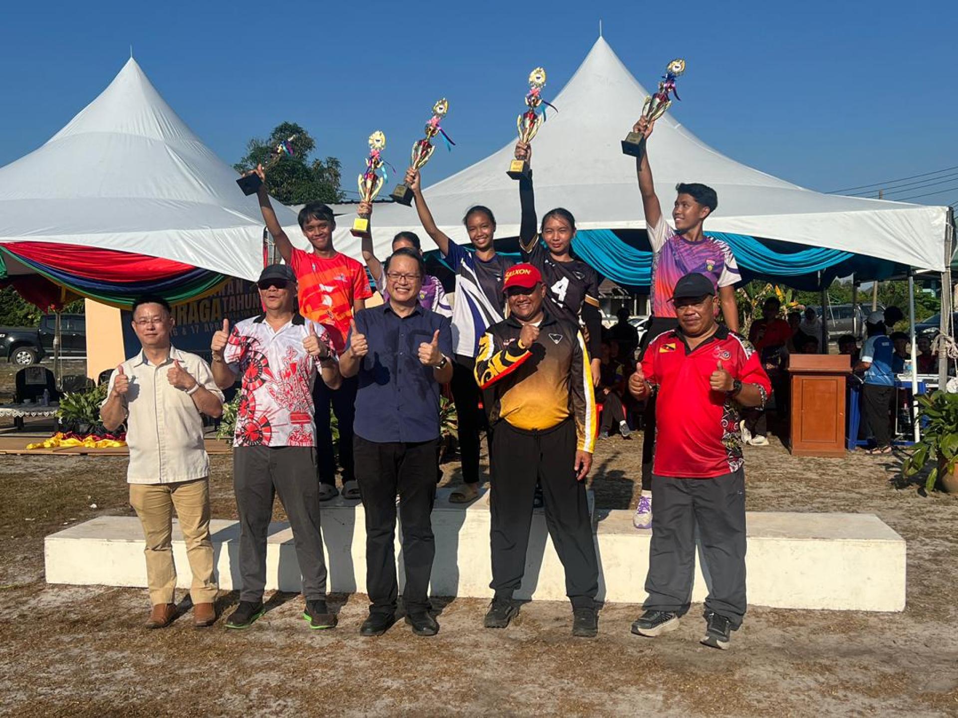 嘉宾与各组最佳运动员于颁奖礼合影。