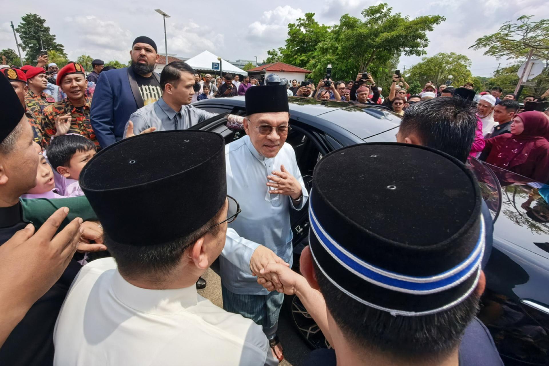 安华（中）透露，目前尚有5艘油船还未穿越霍尔木兹海峡，另一艘则故障被迫停在伊朗的港口整修。