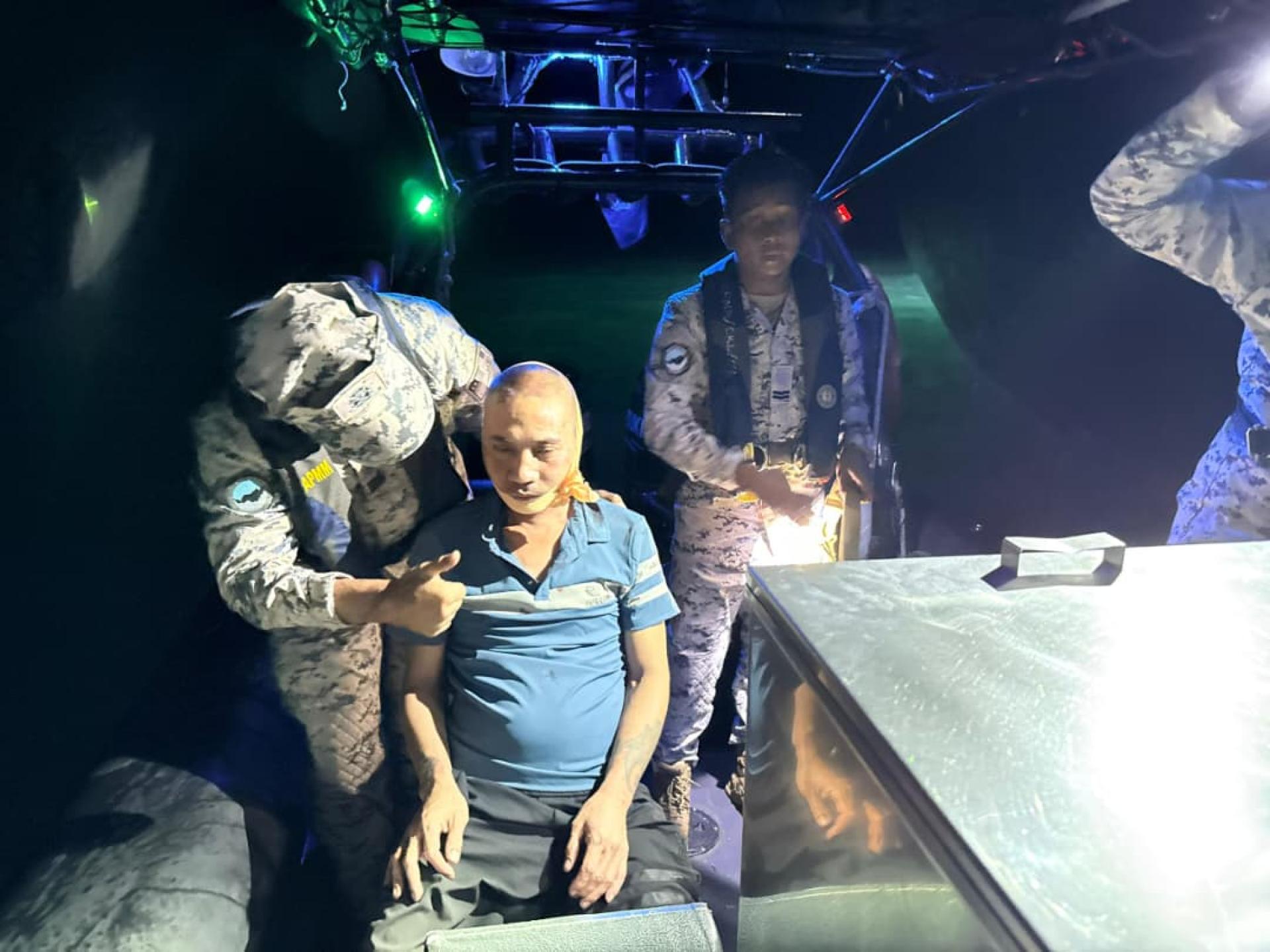 大马海事机构砂分局救援人员为受伤的伤者进行治疗。