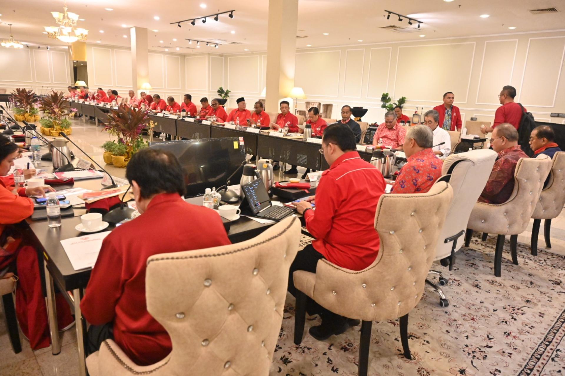 周五晚在古城召开由阿末扎希主持的最高理事会会议上，批准了近6300份重新入党的申请。