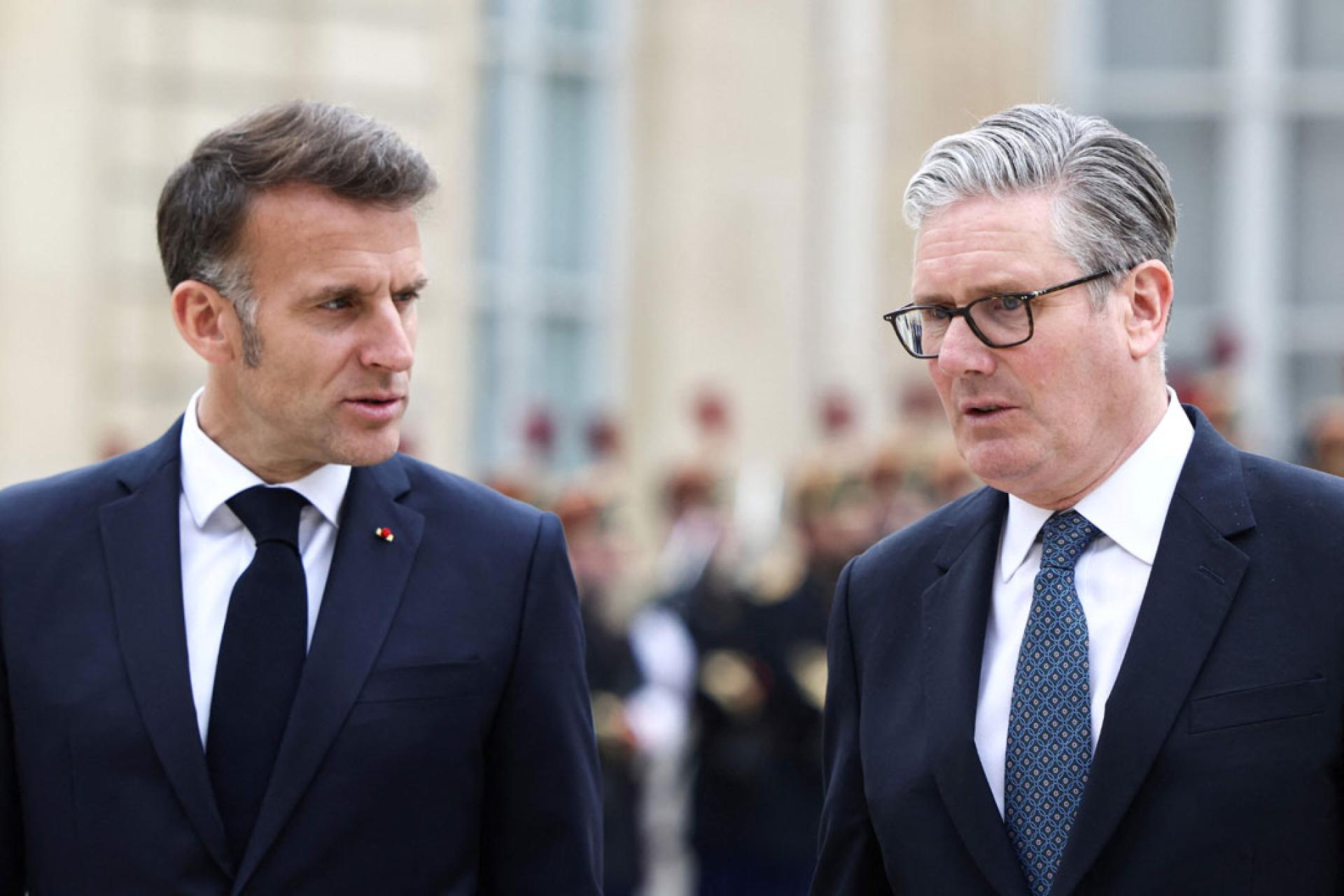 法国总统马克龙在巴黎爱丽舍宫会见英国首相斯塔默，讨论霍尔木兹海峡局势。