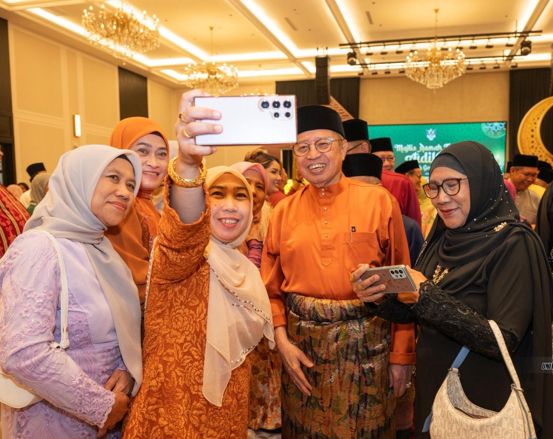 在场者争相与砂总理阿邦佐哈里合影留念。