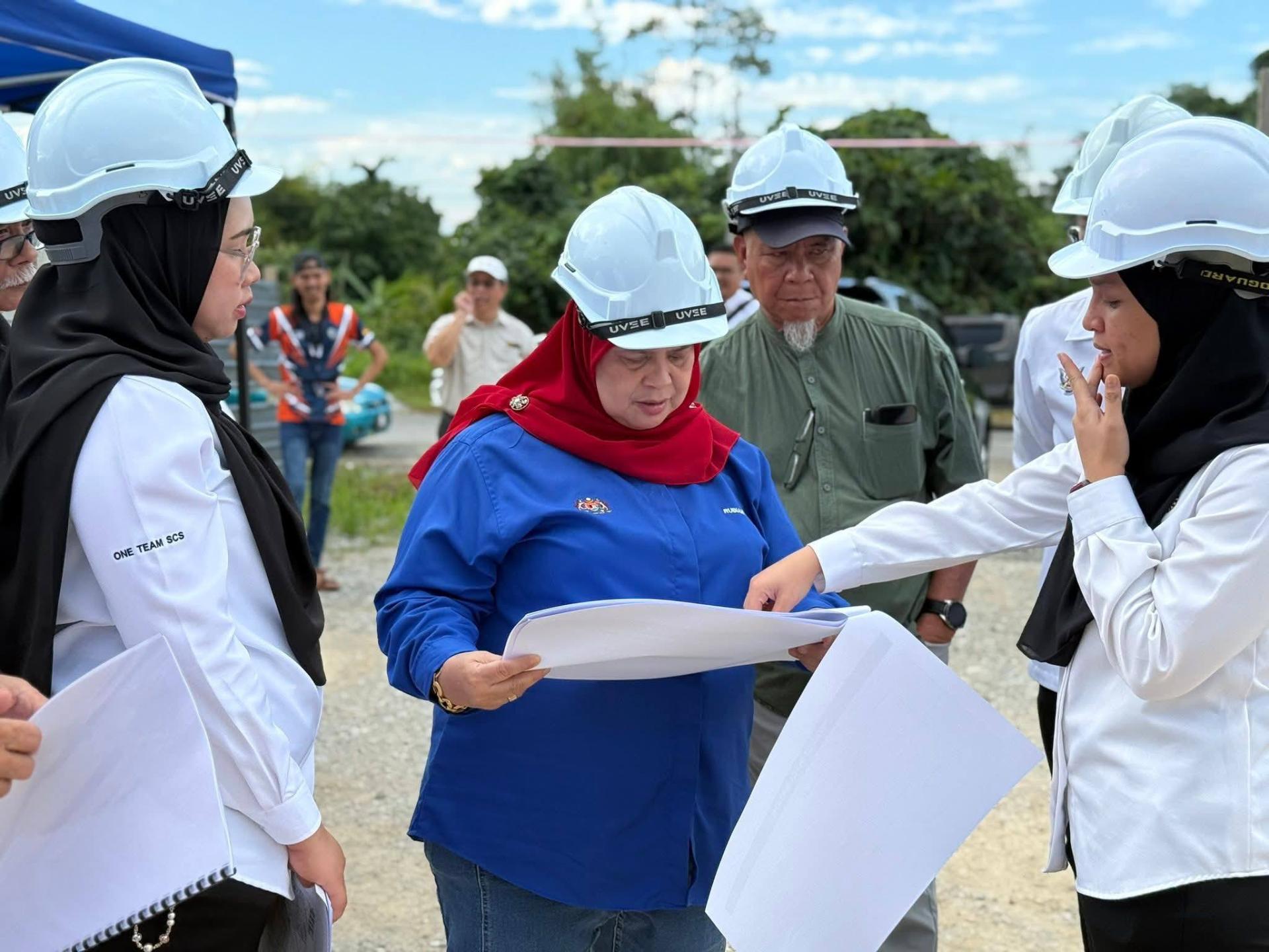 拿督鲁比雅（中）聆听相关工程的进展。