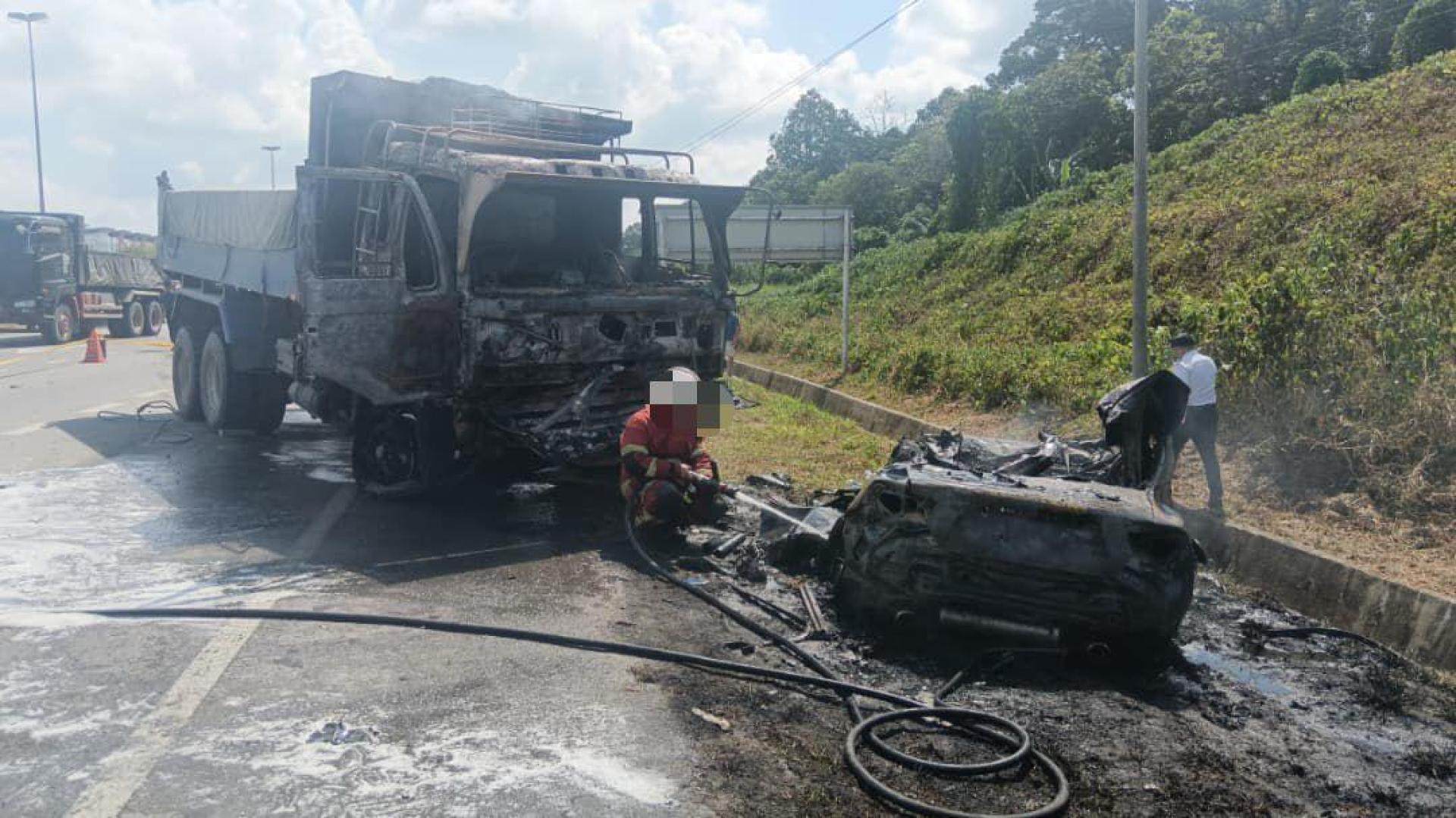 根据警方初步调查显示，轿车当时从柏迈再也往美里机场方向行驶，途中疑突然从右侧车道切换至左侧车道，导致车尾被随后驶来的罗里撞及车头，引发两车起火燃烧。