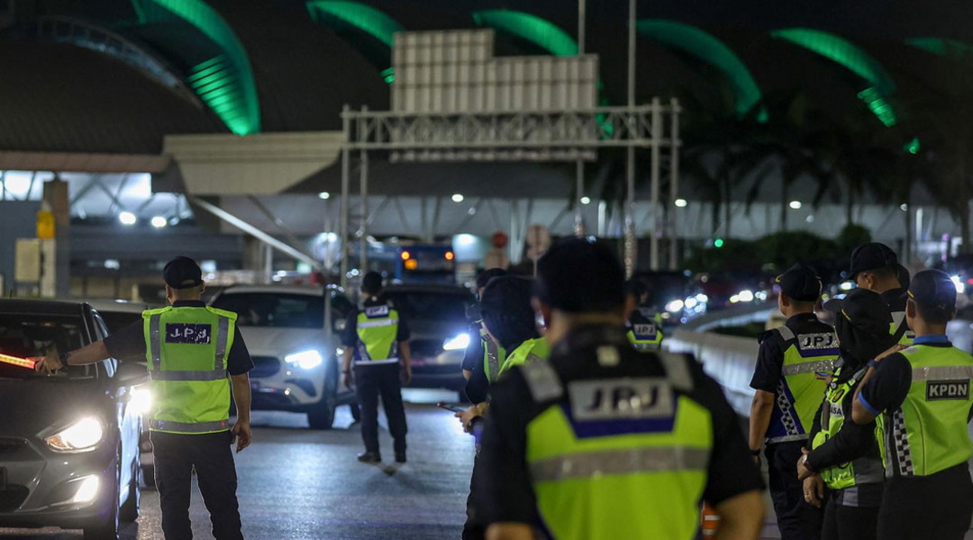 内贸部与陆路交通局在新山联合行动。