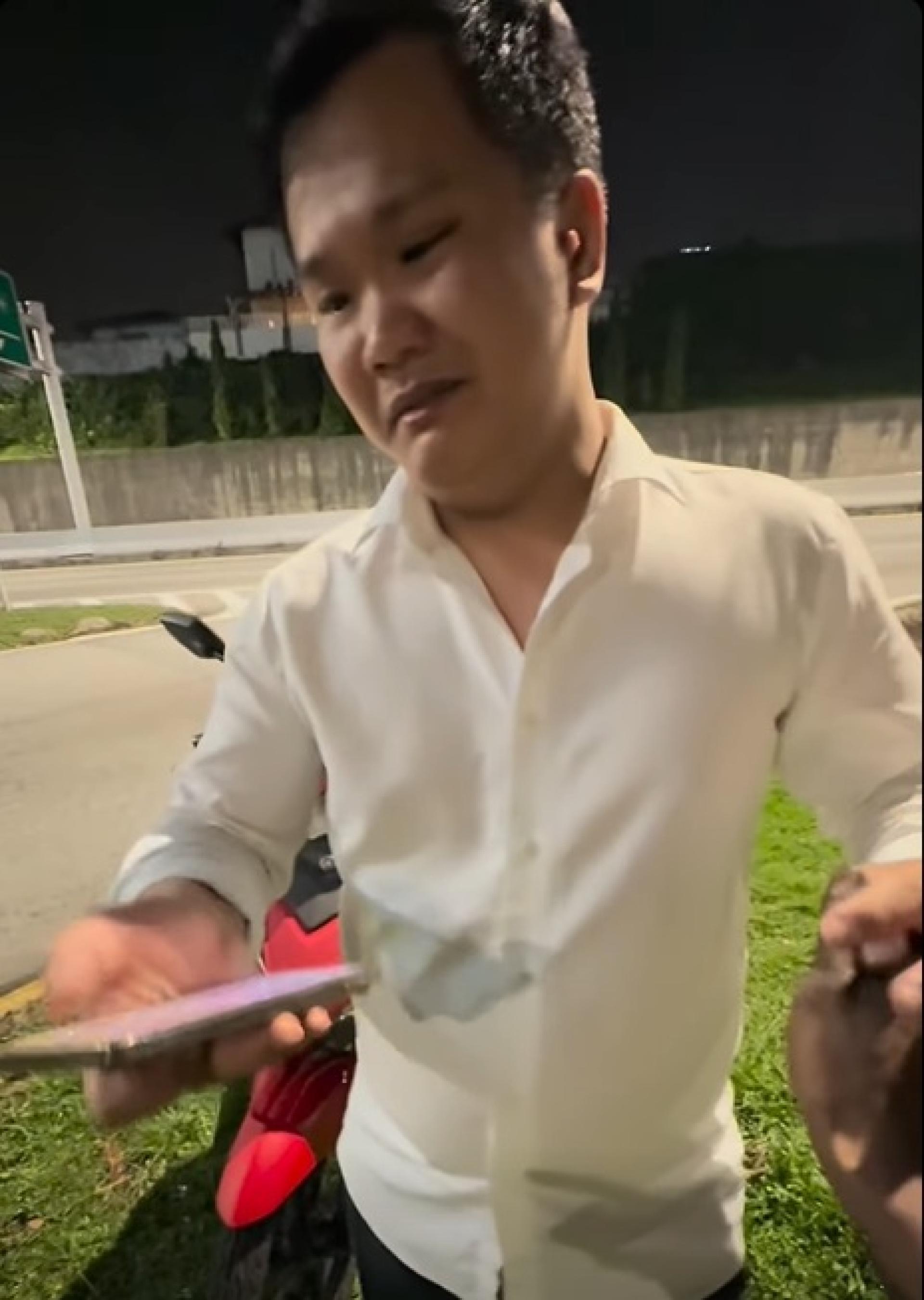 巫裔维修员，了解华裔骑士生活陷入拮据，因此直接免去维修费，让华裔骑士非常感动。