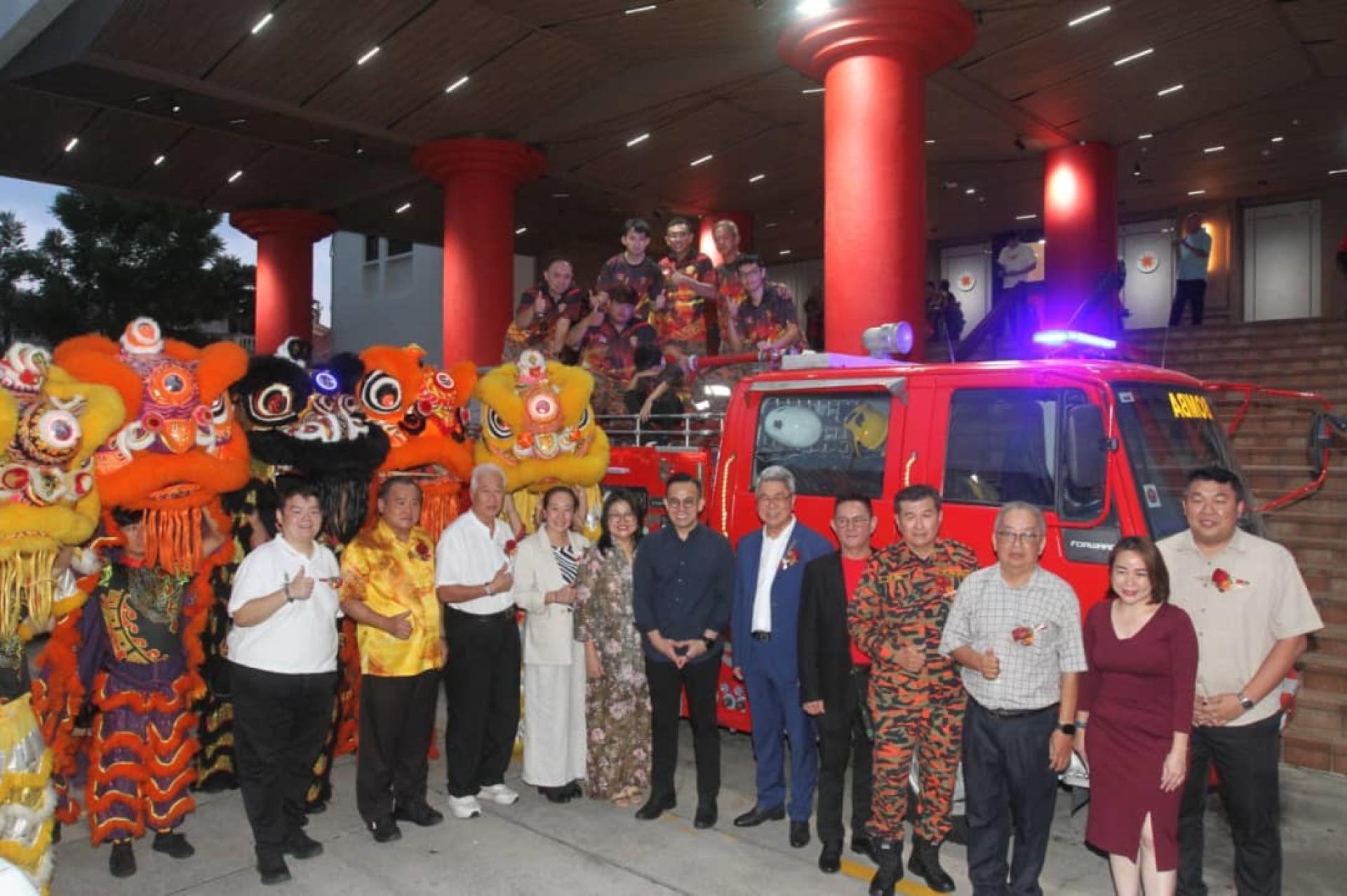柴埕义务消防队筹款慈善晚宴暨感恩之夜，（左起）丁伟伦、郭庭源、彭文宝、彭心慈、林秀琴、沈志强、毛继荣、陈詠隆及王添福等人在消防车前合影。