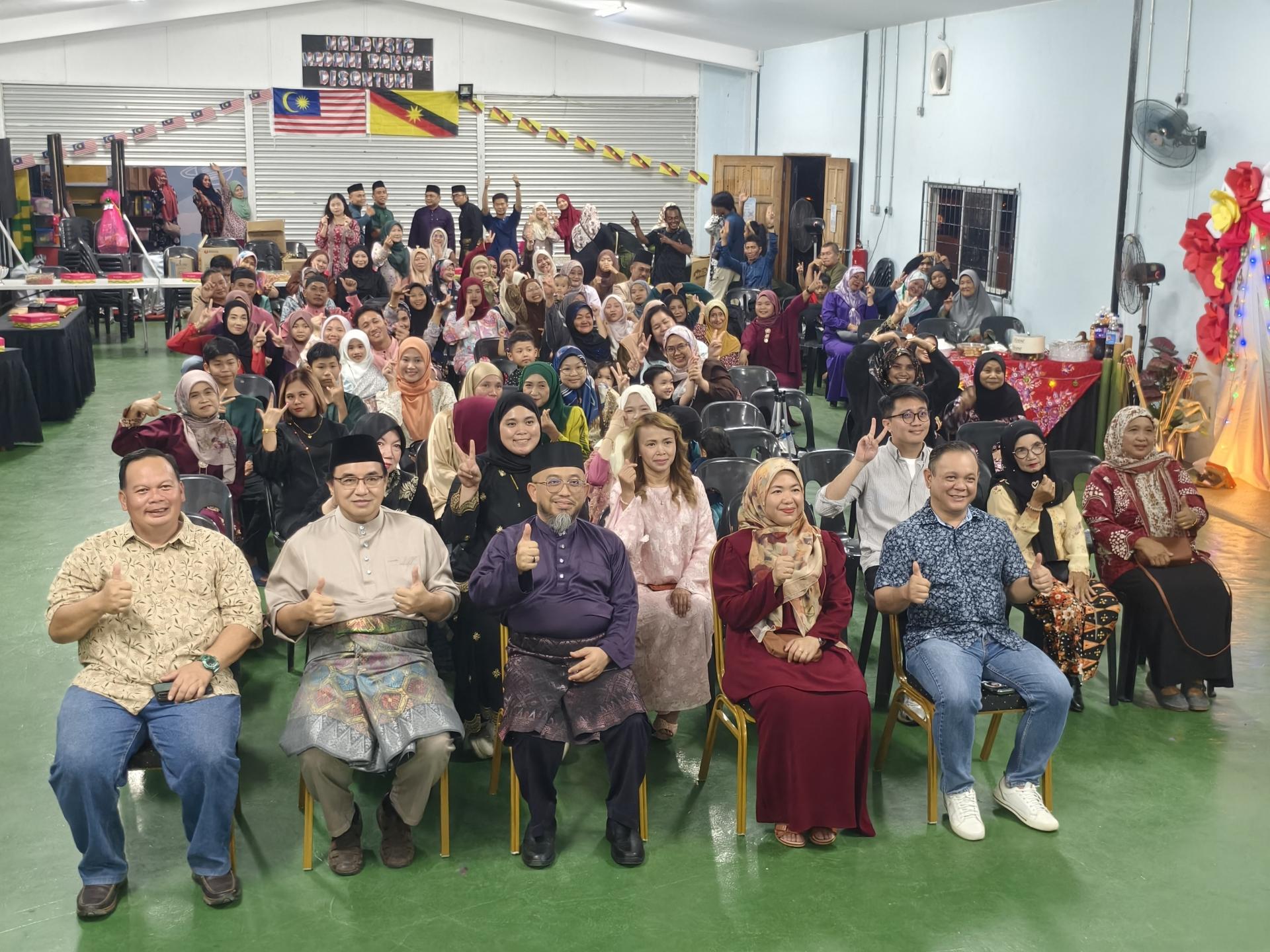 配合“2026年可持续发展目标嘉年华暨美里毛虾节”举办的“绿色嘉年华：创新社区”活动开幕嘉宾和全体出席者合影。前排右3起为美里副市长阿里芬、美里市政局永续发展目标（SDG）工作小组主席兼美里市议员嘉米尔和罗东消拯局局长亨利。