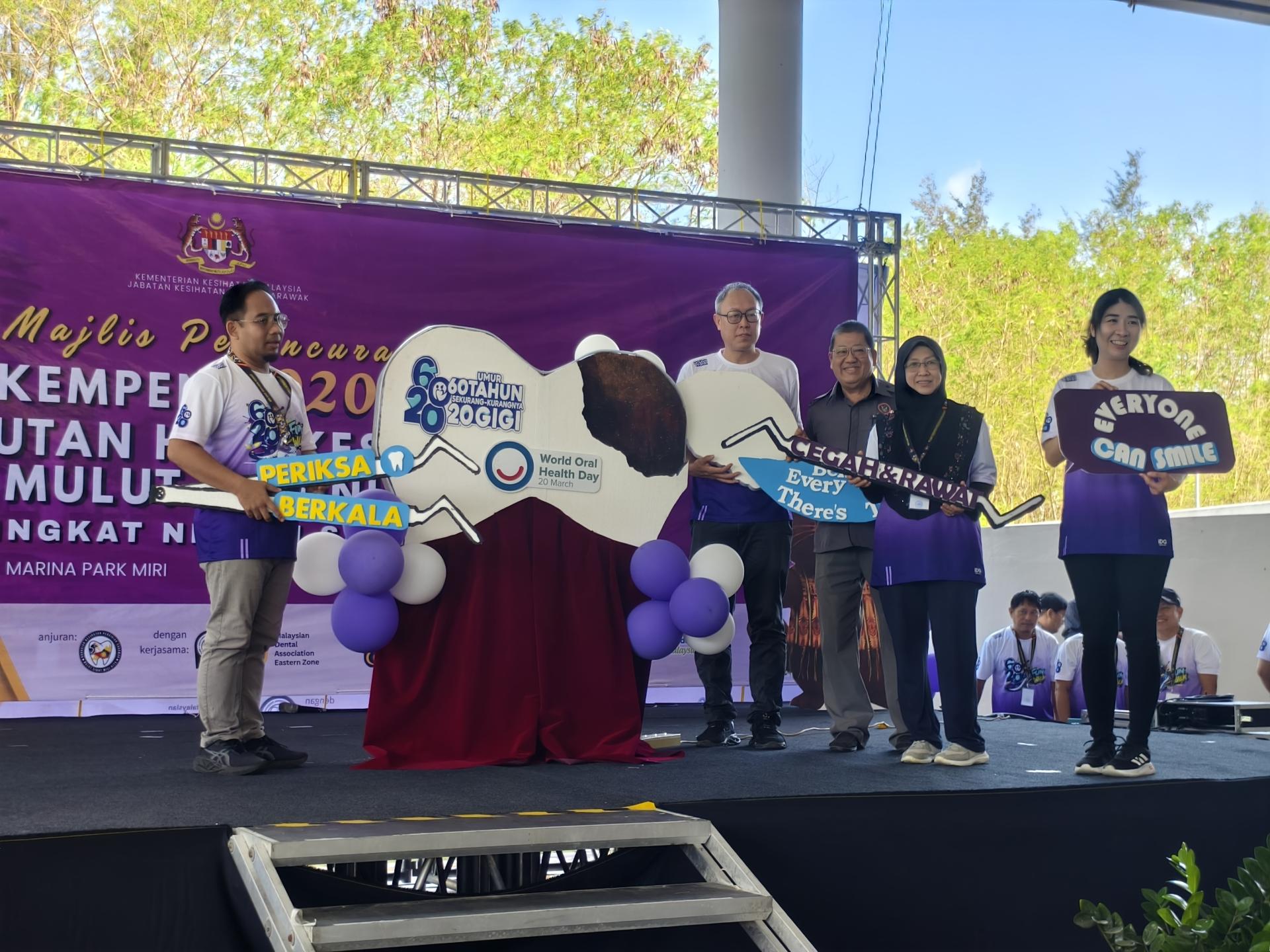 嘉宾主持砂卫生部“60-20口腔健康运动”推展仪式合影。右起为马来西亚牙科协会东马区主席翁凯柔医生、砂拉越卫生局牙科副主任米沙拉姆利医生、美里市长俞小珊的代表甲必丹田舜忠、主宾砂拉越旅游副部长拿督陈超耀的代表甲必丹梁振林，以及美里省卫生局牙科官员凯鲁菲克里塞布里。