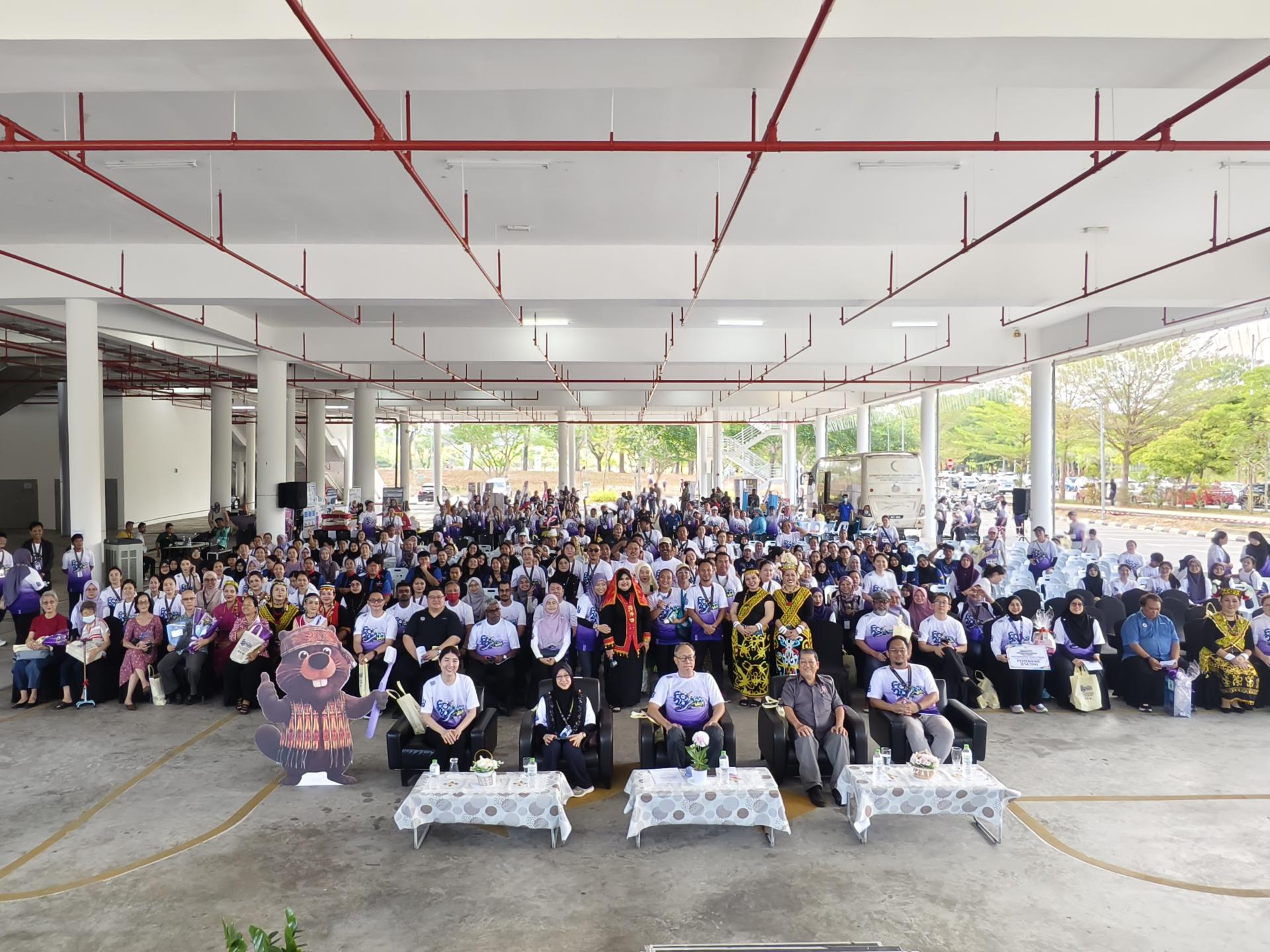 2026年砂拉越州级“60-20口腔健康运动推展嘉宾和与会者合影。前排左起为马来西亚牙科协会东马区主席翁凯柔医生、砂拉越卫生局牙科副主任米沙拉姆利医生、主宾砂拉越旅游副部长拿督陈超耀的代表甲必丹梁振林、美里市长俞小珊的代表甲必丹田舜忠，以及美里省卫生局牙科官员凯鲁菲克里塞布里。