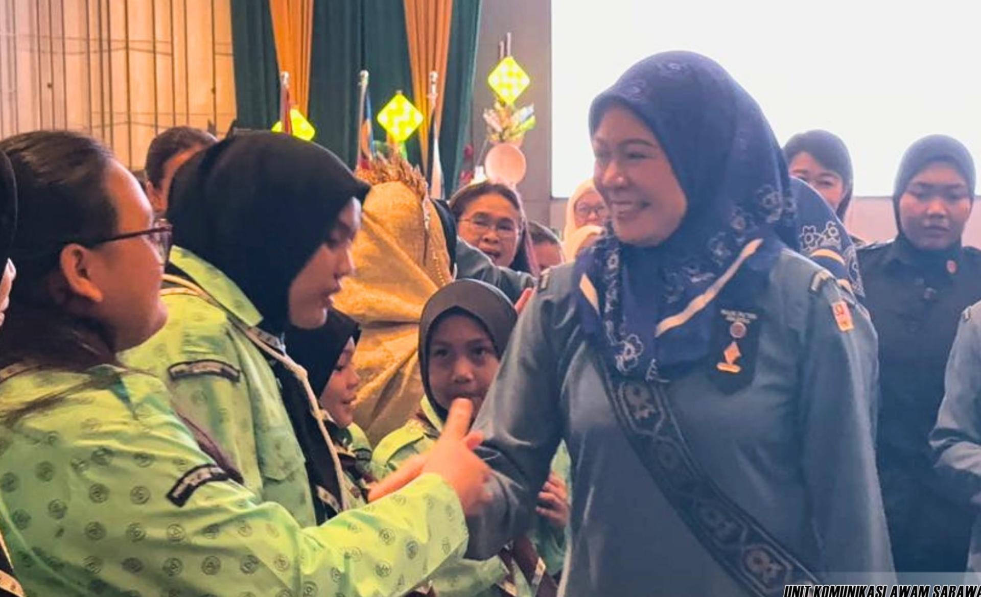 砂元首夫人杜潘拿督巴丁宜法兹雅抵达会场时受到在场者热烈迎接。