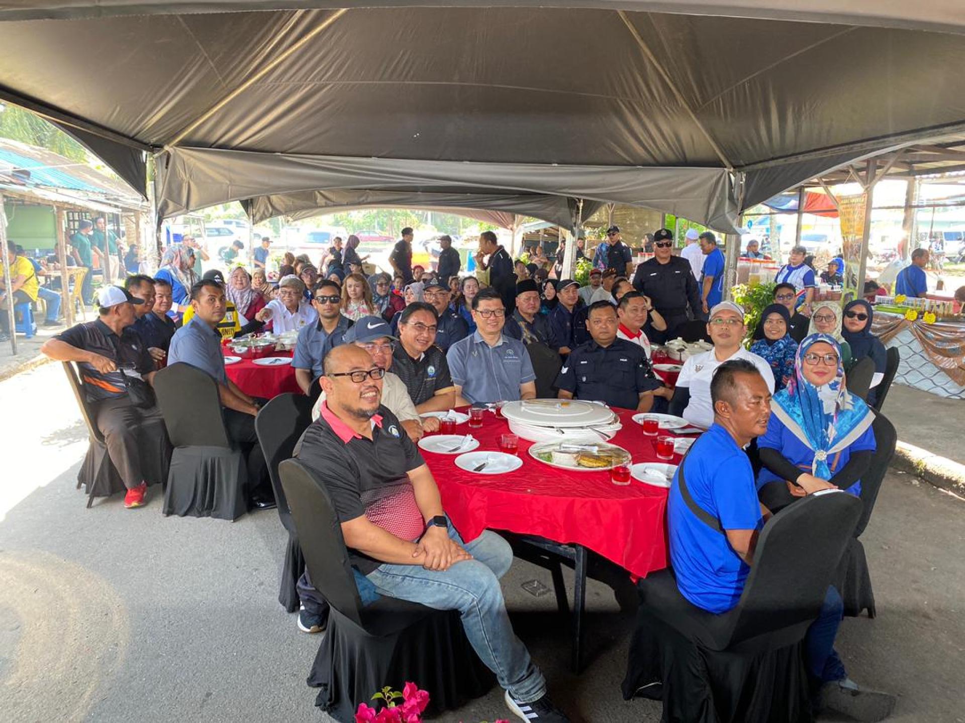 “2026年可持续发展目标嘉年华暨美里毛虾节”嘉宾与主办单位代表合影留念。