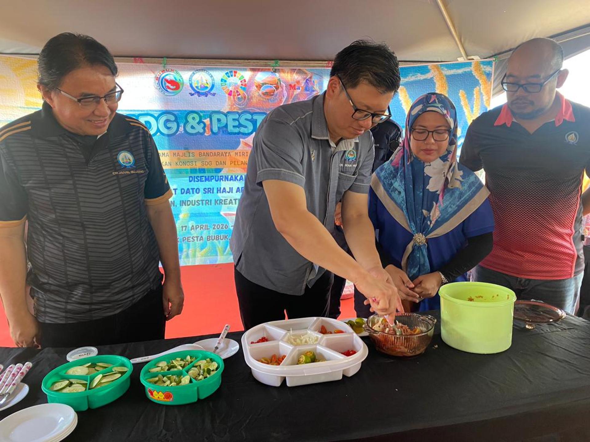 美里市政局旅游发展工作小组主席兼市议员范宏祥主持开幕仪式，搅拌毛虾，象征活动正式启动。左为美里市政局永续发展目标（SDG）工作小组主席兼美里市议员嘉米尔。