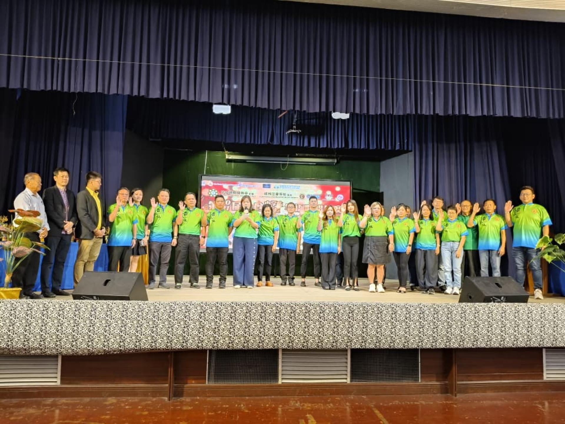 美里音乐社第34届新届理事会在谢家洪（左3）、许信隆（左2）及甲必丹严学忠（左）见证下，进行宣誓仪式。