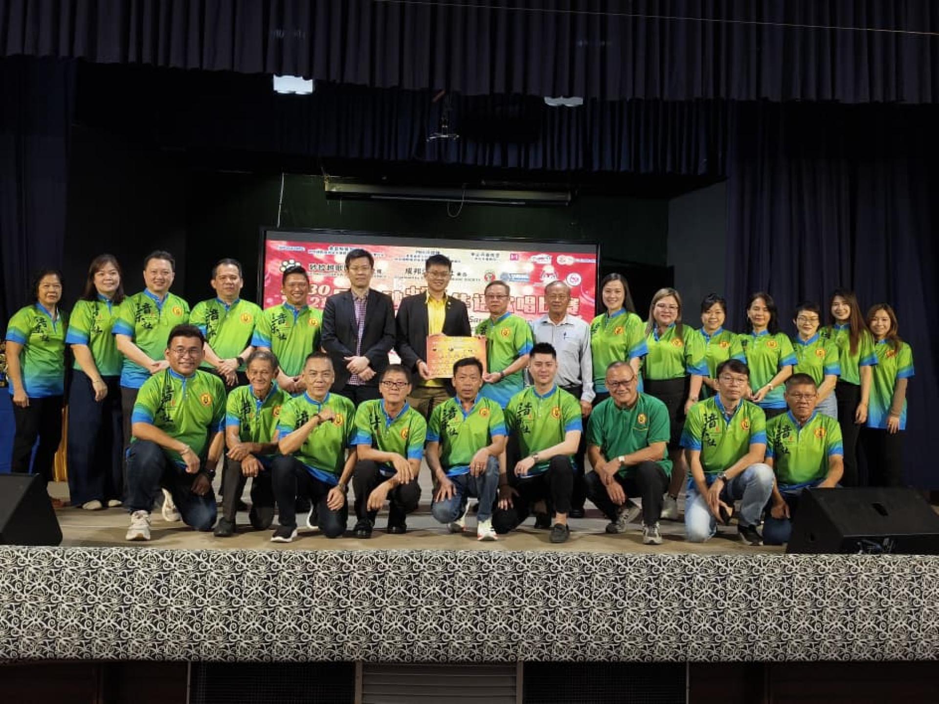 砂旅游部副部长拿督陈超耀的代表谢家洪（前排左7）移交宣誓书予美里音乐社主席黄平南，与全体理事合影留念。