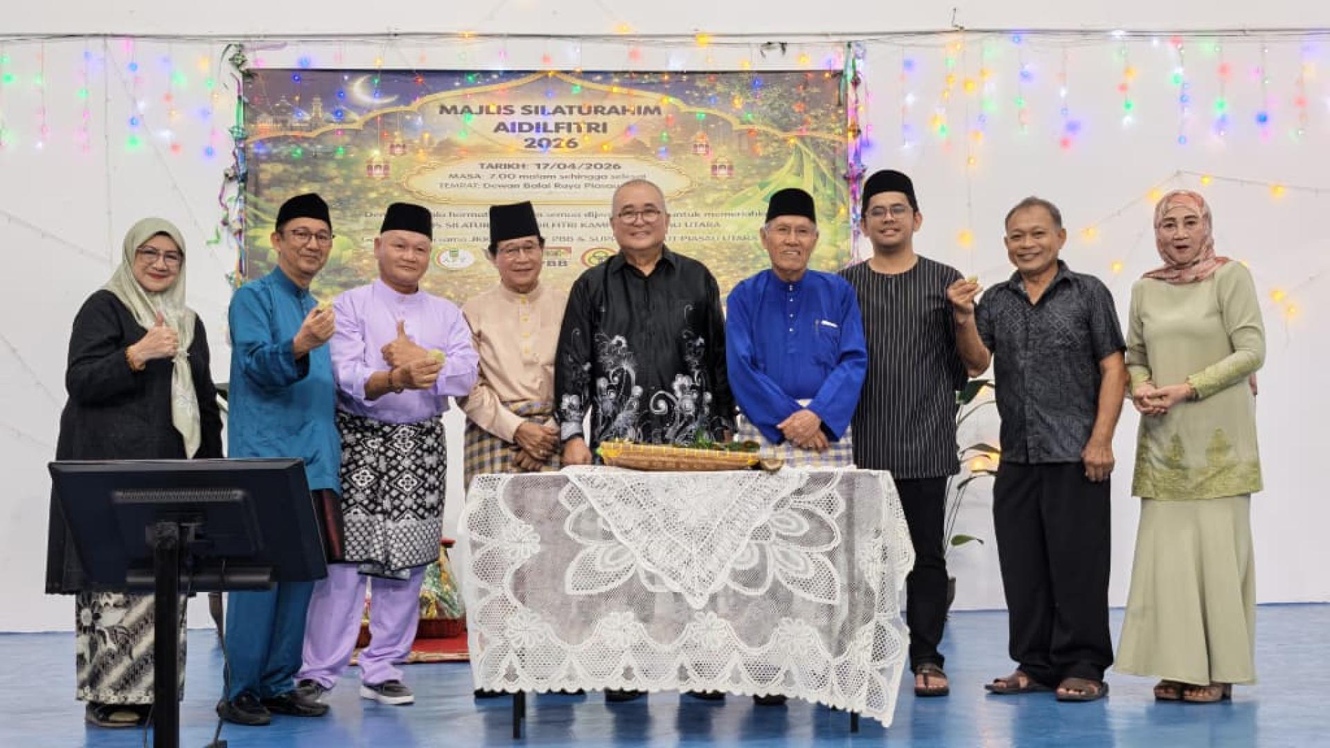 埔奕区州议员俞小珊市长（左5）与嘉宾们于榜卑尔骚北路与居民共进晚餐交流上合影。