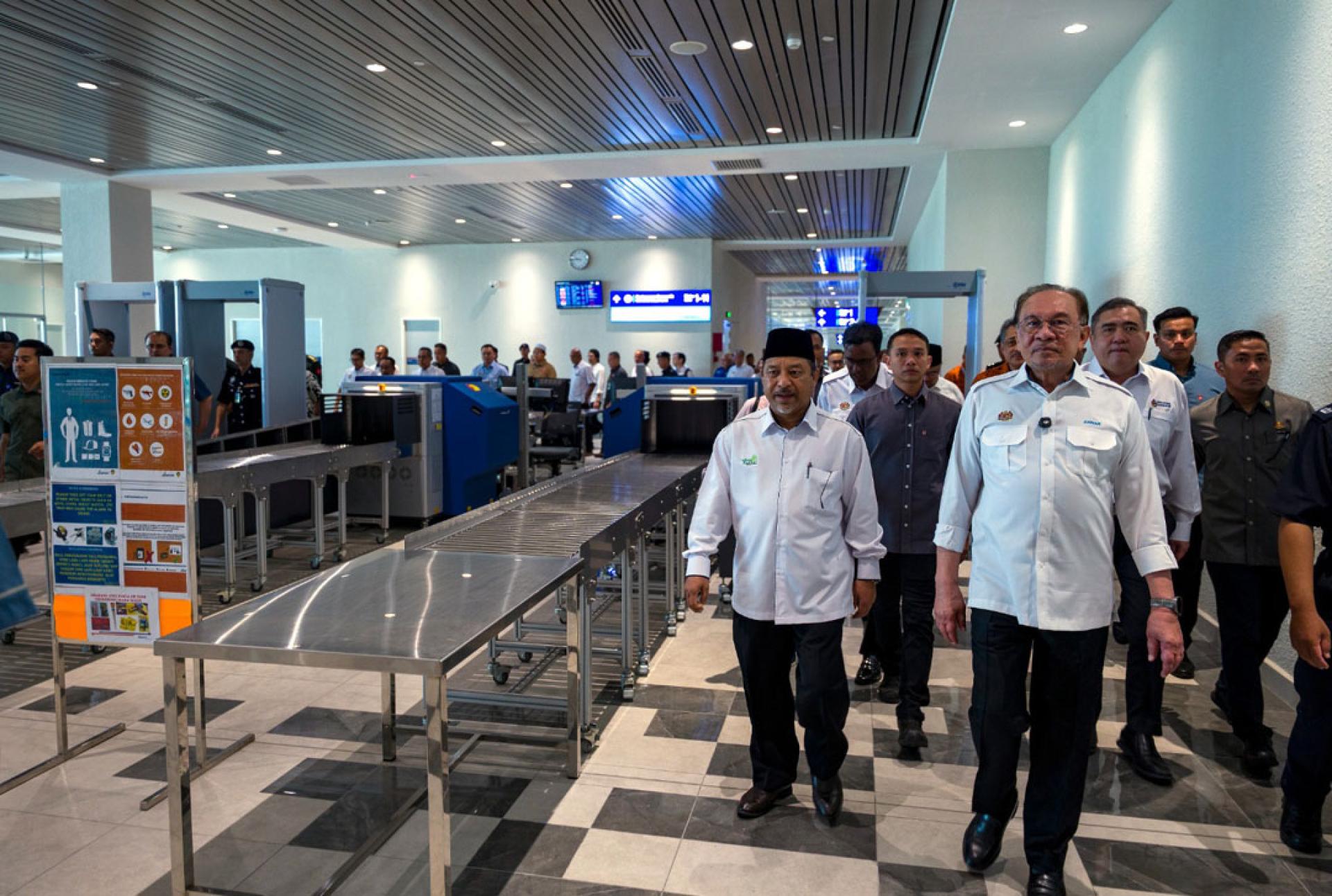 首相安华（右）在丹州大臣纳苏鲁丁（左）及陆兆福（后排右）陪同下巡视苏丹依斯迈柏特拉机场（LTSIP）新航站楼。