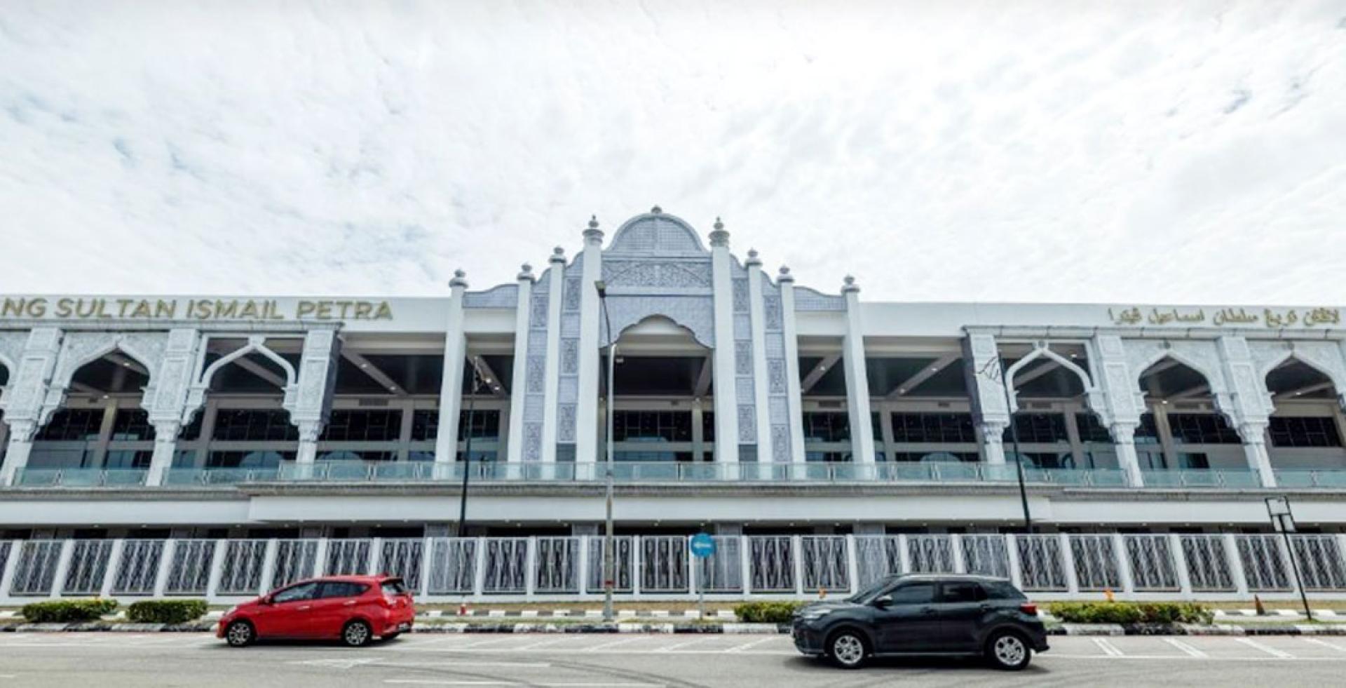 苏丹依斯迈柏特拉机场（LTSIP）目前公认是全国最现代化及美观的国内机场。设有超过20个航空柜台、多层停车设施、的士专用通道、航站消拯局、扩增的飞机停泊位及无现金运作系统，以提升效率与乘客舒适度。（取图自马新社）