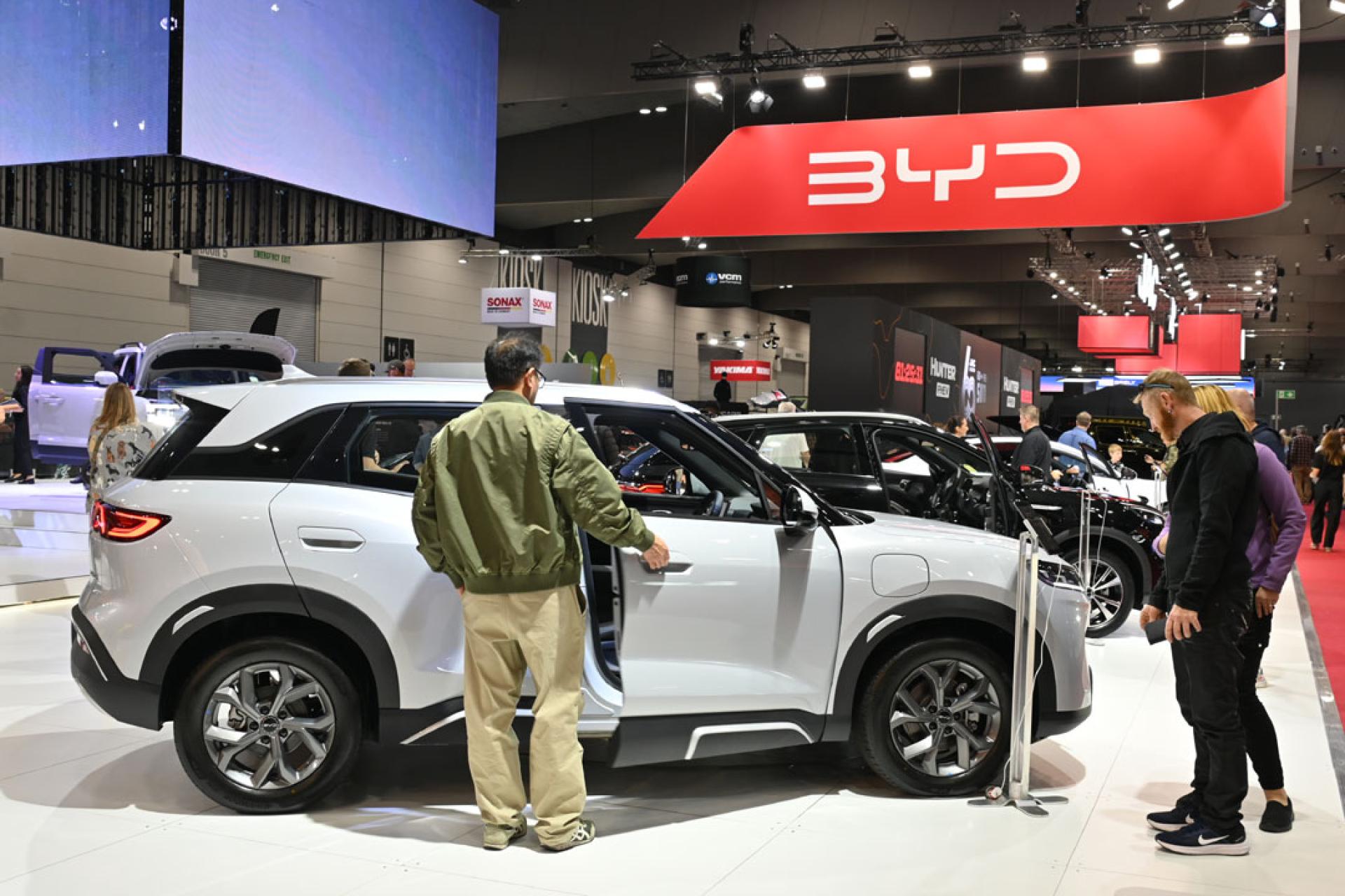 美国目前对中国制造的电动汽车征收100%关税。图为4月在澳洲墨尔本举行的车展。（图：新华社）