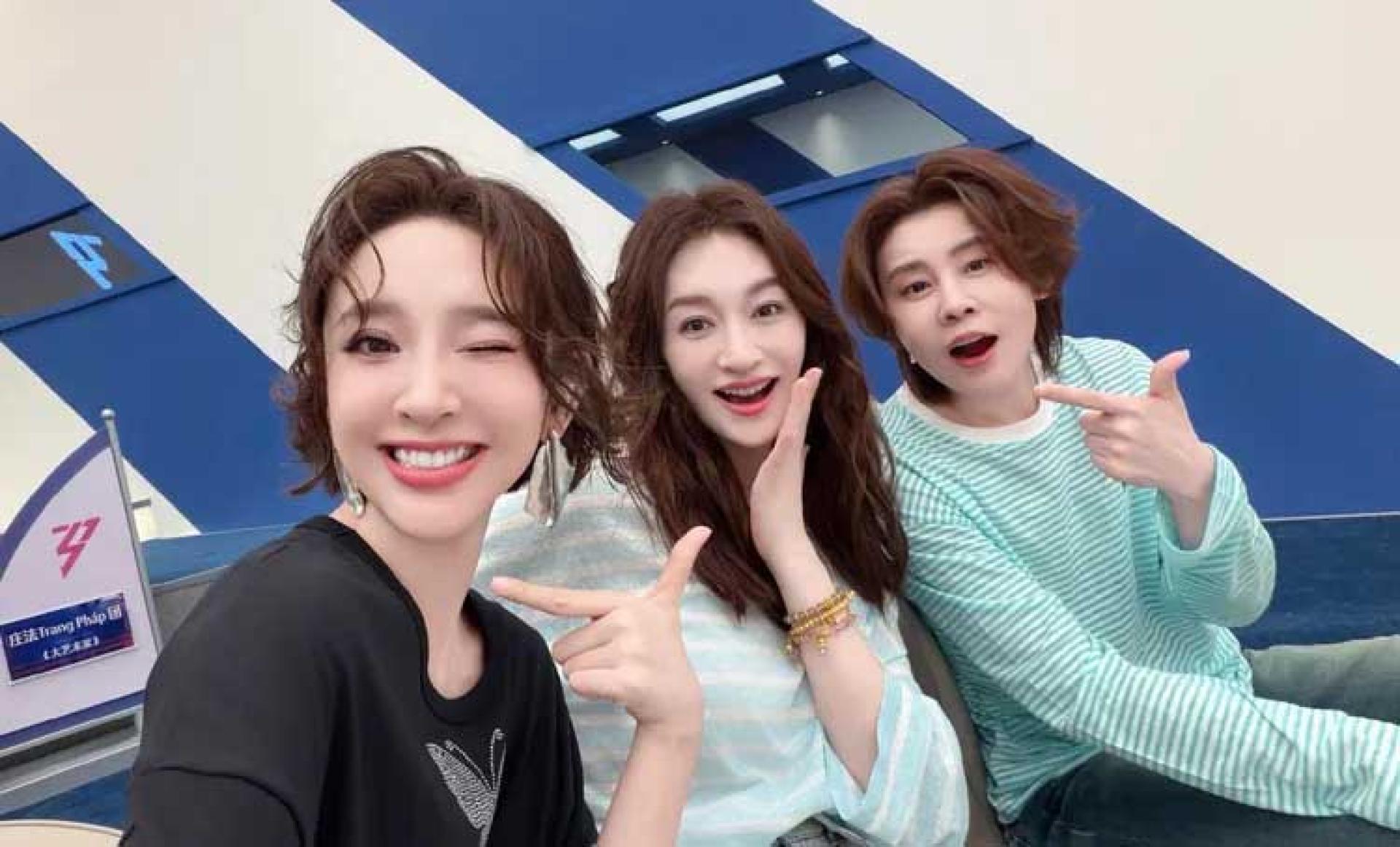 李小冉（中）带队演唱《心愿便利贴》拿下一公冠军，奥运金牌选手王濛（右）获第2。