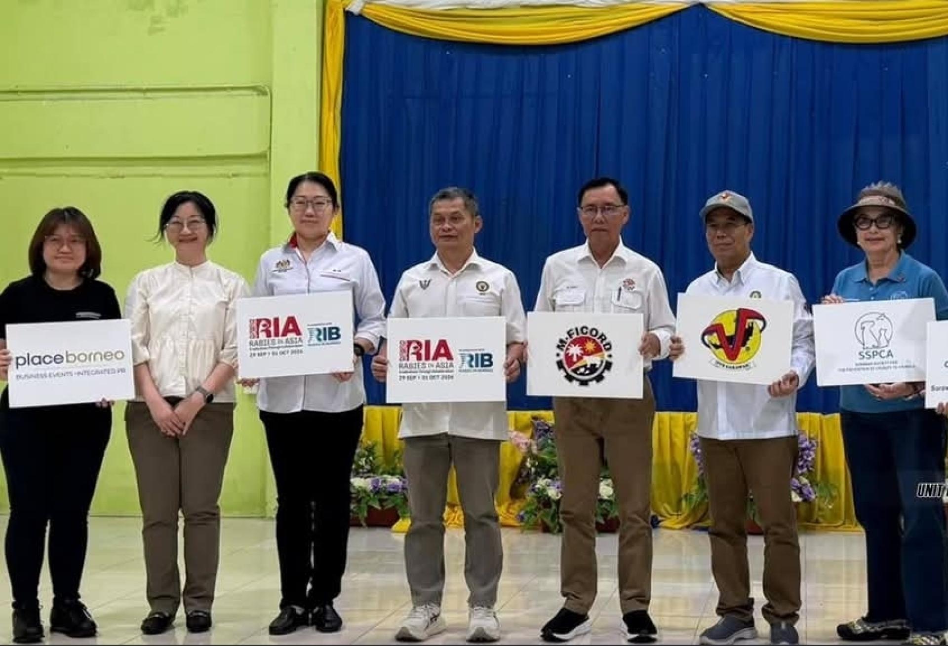 史蒂芬伦迪（右3）出席活动后合影。