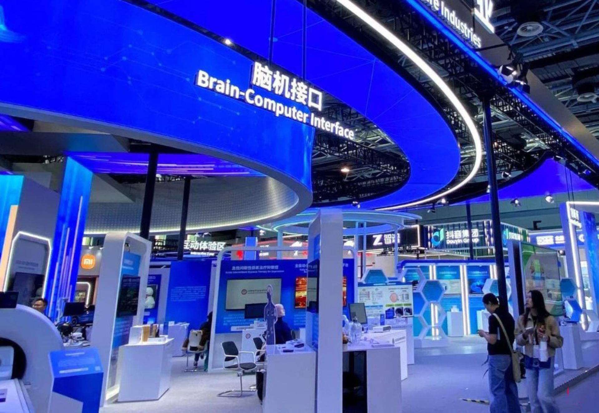 中国“十五五”规划纲要将脑机接口列为新的经济增长点。图为3月27日，在2026中关村论坛年会展览上，参观者走过脑机接口主题展台。
