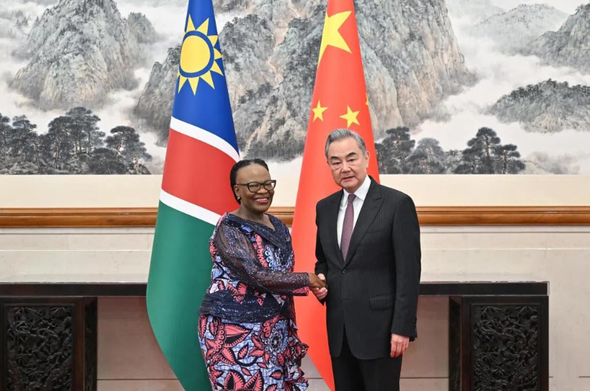 中国外长王毅（右）星期五（4月17日）在北京同正式访华八天的非洲国家纳米比亚外长穆萨维伊（Selma Ashipala-Musavyi）举行会谈。