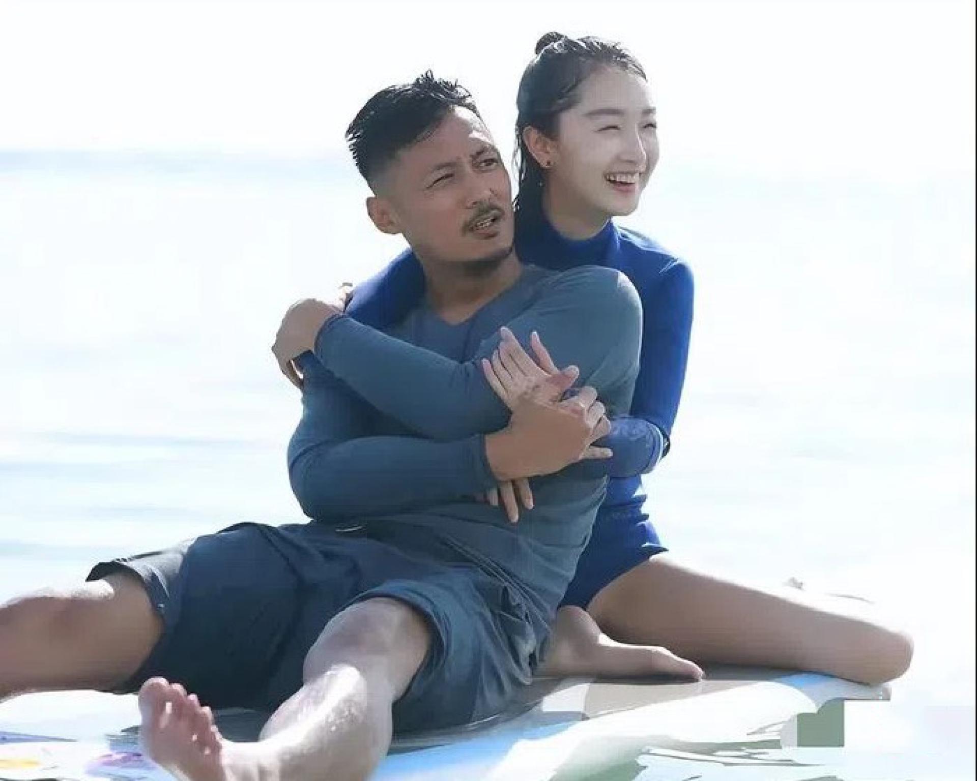 余文乐（左）与周冬雨十年前携手参与恋爱综艺《我们相爱吧》。