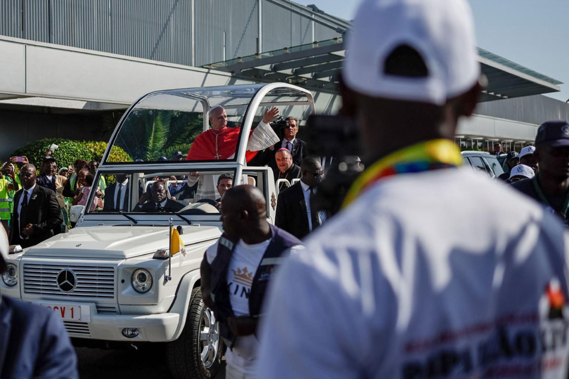 良十四世18日从喀麦隆飞抵安哥拉，展开非洲访问行程的第3站。