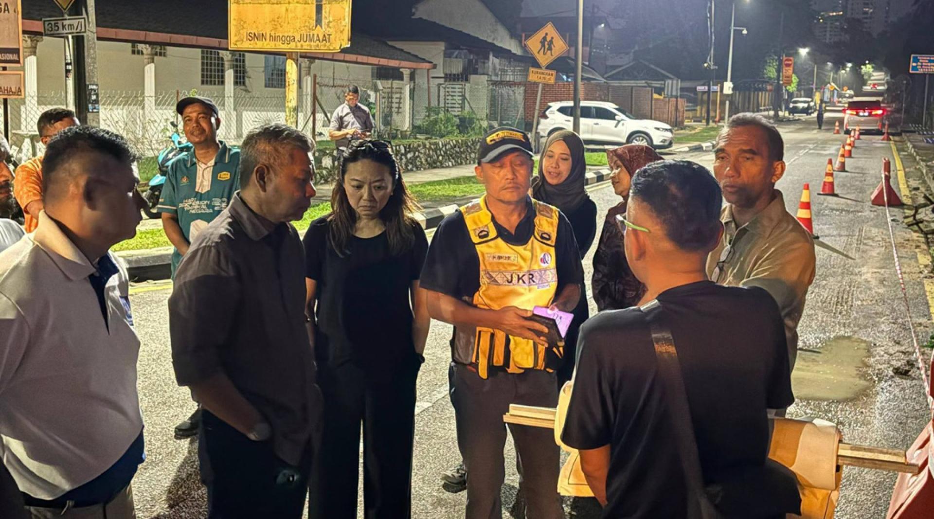 公共工程局官员在坍塌事件发生后，到现场检察情况；首相署（联邦直辖区）部长杨巧双也有到现场。