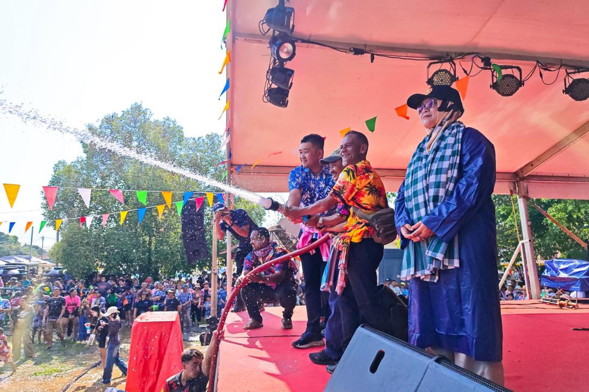 黄佳祯（左）为吉打州级泼水节庆典主持开幕，左2起为阿都拉萨、帕瑟及哈扎莎利法陪同。