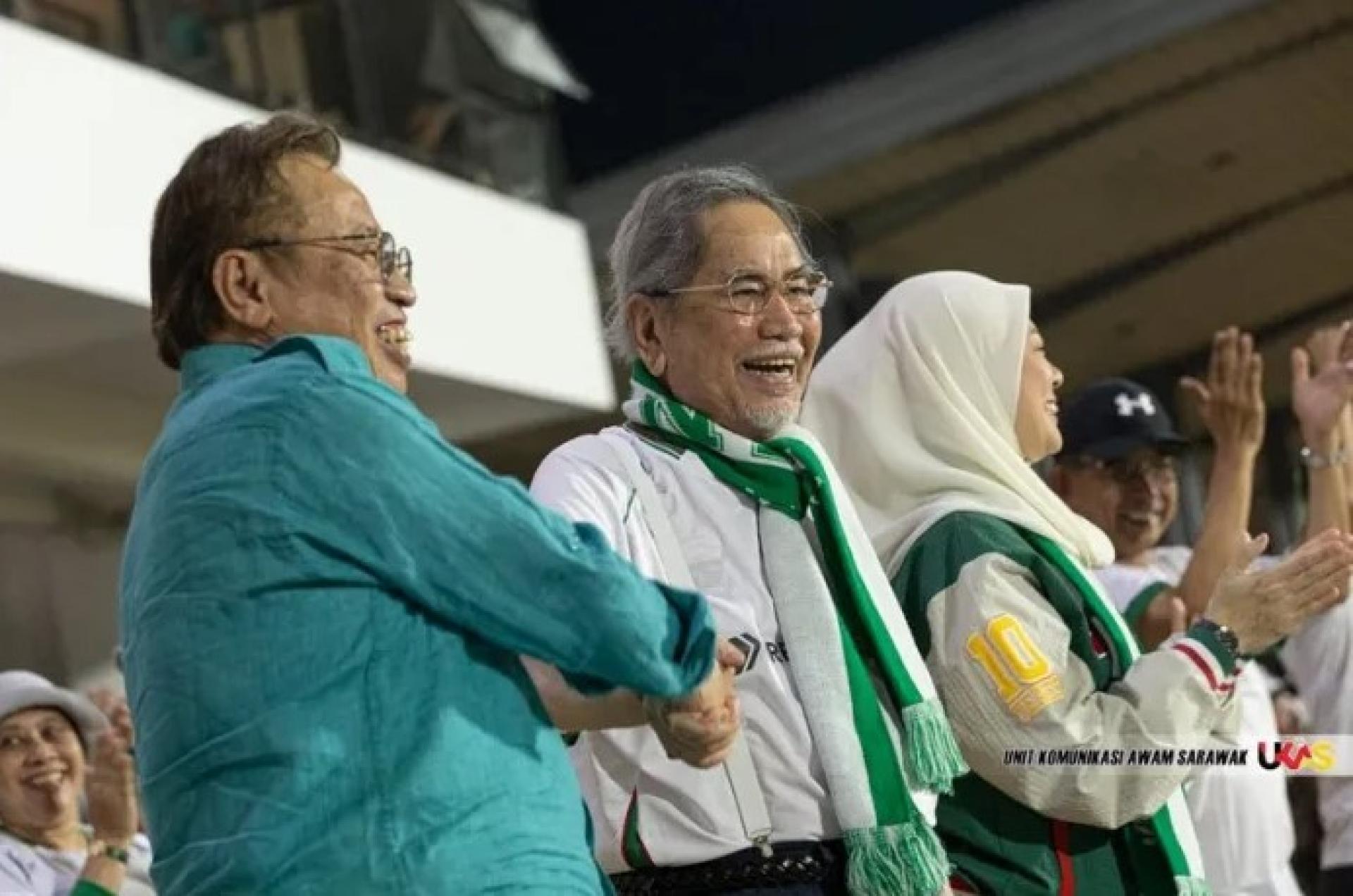 砂拉越总理拿督巴丁宜丹斯里阿邦佐哈里敦奥本与州元首敦丕显斯里旺朱乃迪，在古晋市队于2026年4月18日于砂拉越体育场击败雪兰莪队后喜悦交流。（图：Ukas）