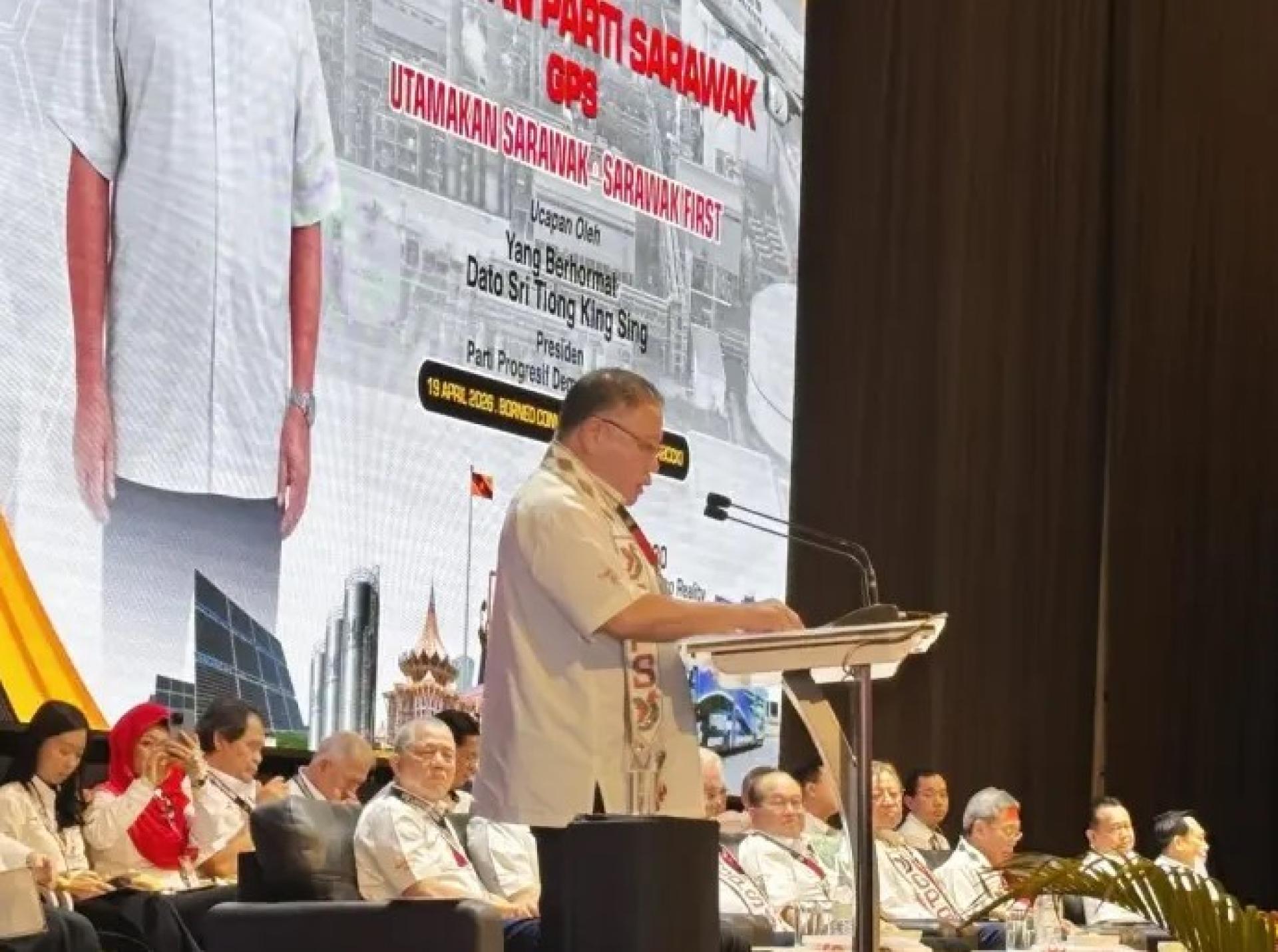 张庆信于2026年4月19日在古晋婆罗洲会议中心举行的砂政党联盟大会上致词。